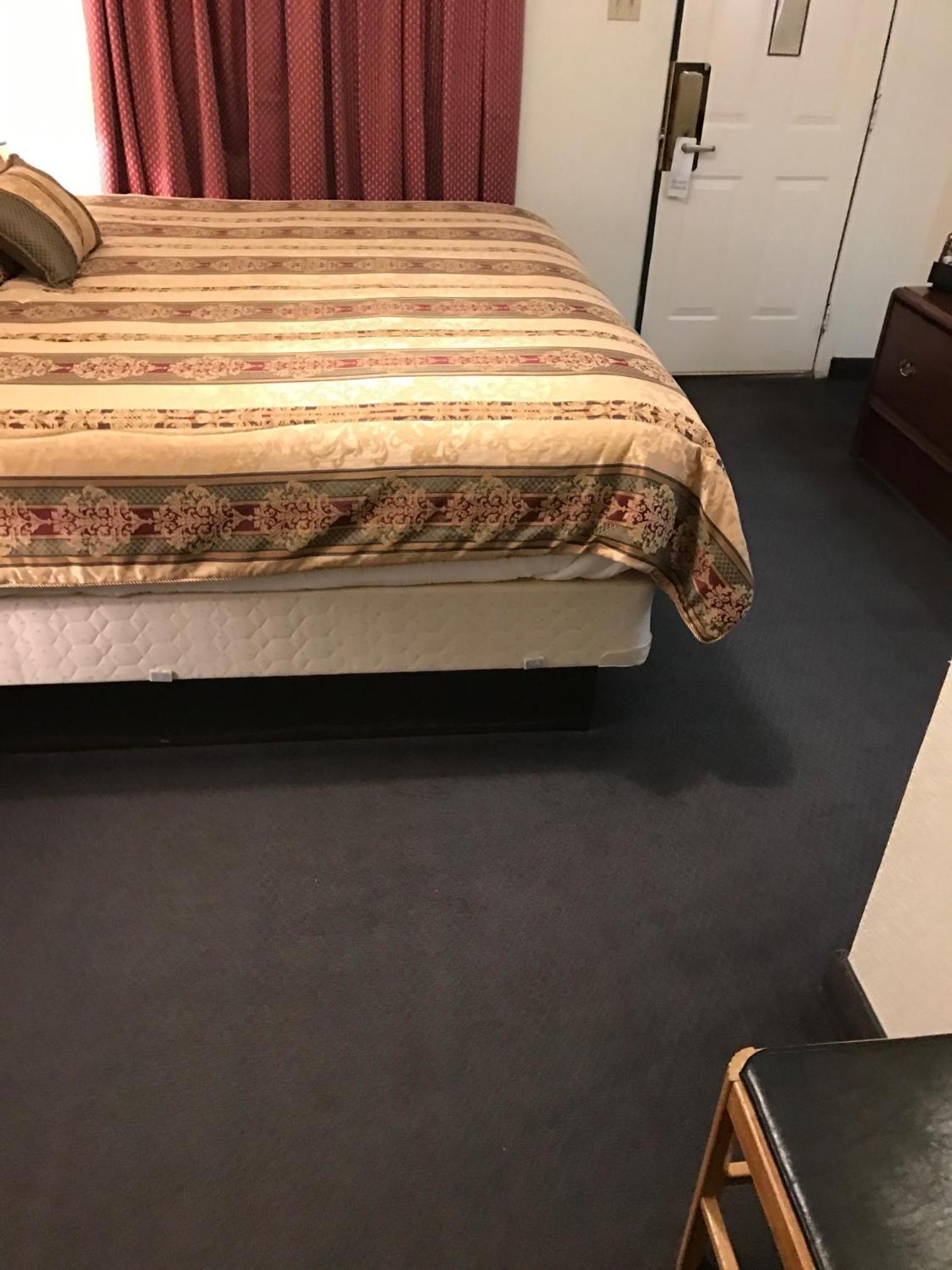 Standard Queen Room with Two Queen Beds - Photo 9