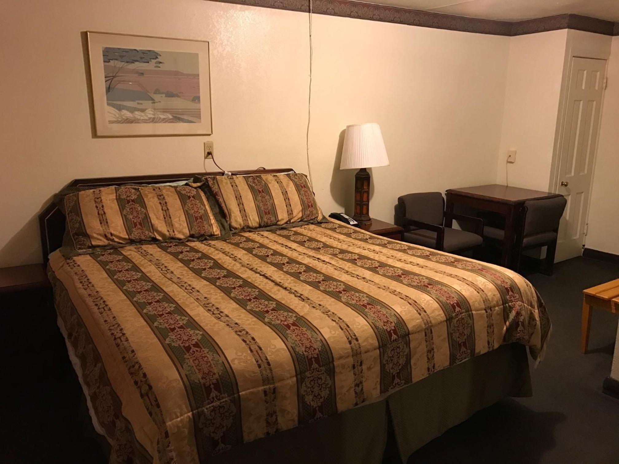 Standard Queen Room with Two Queen Beds - Photo 7