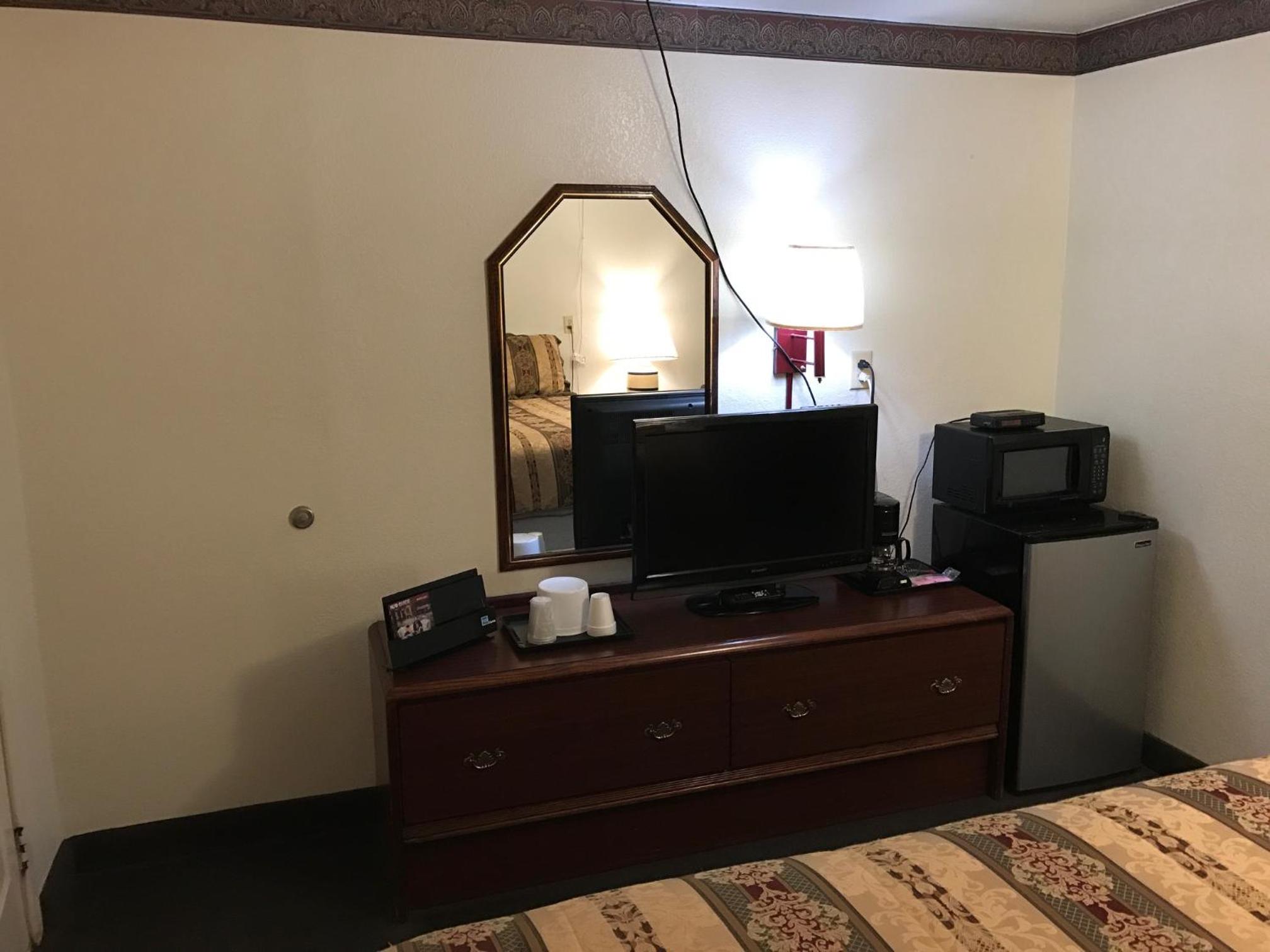 Standard Queen Room with Two Queen Beds - Photo 8