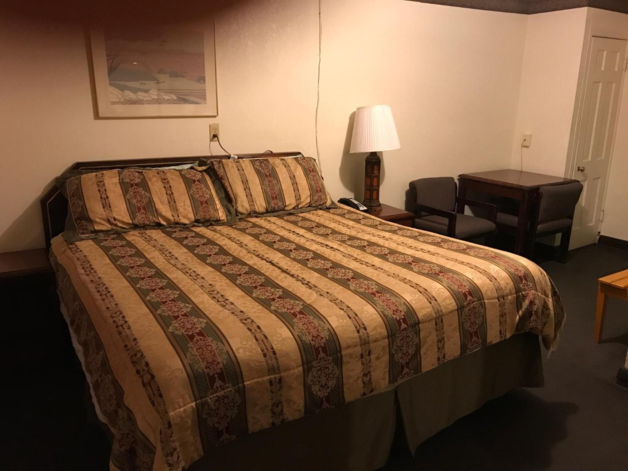 Standard Queen Room with Two Queen Beds - Photo 11