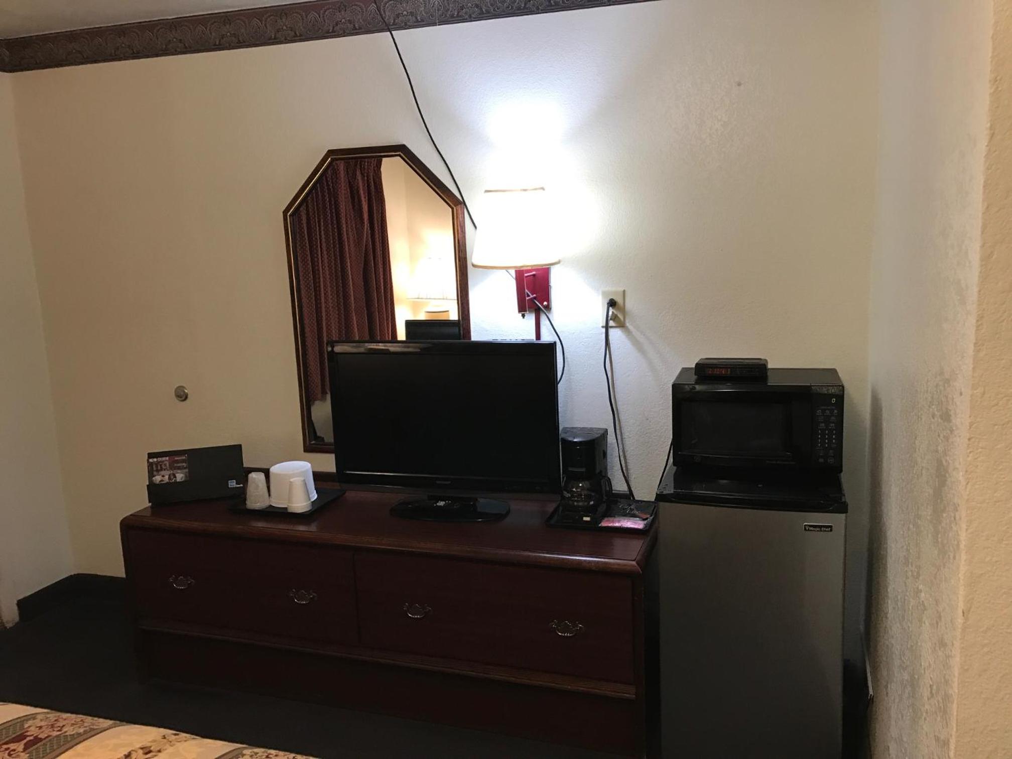 Standard Queen Room with Two Queen Beds - Photo 10