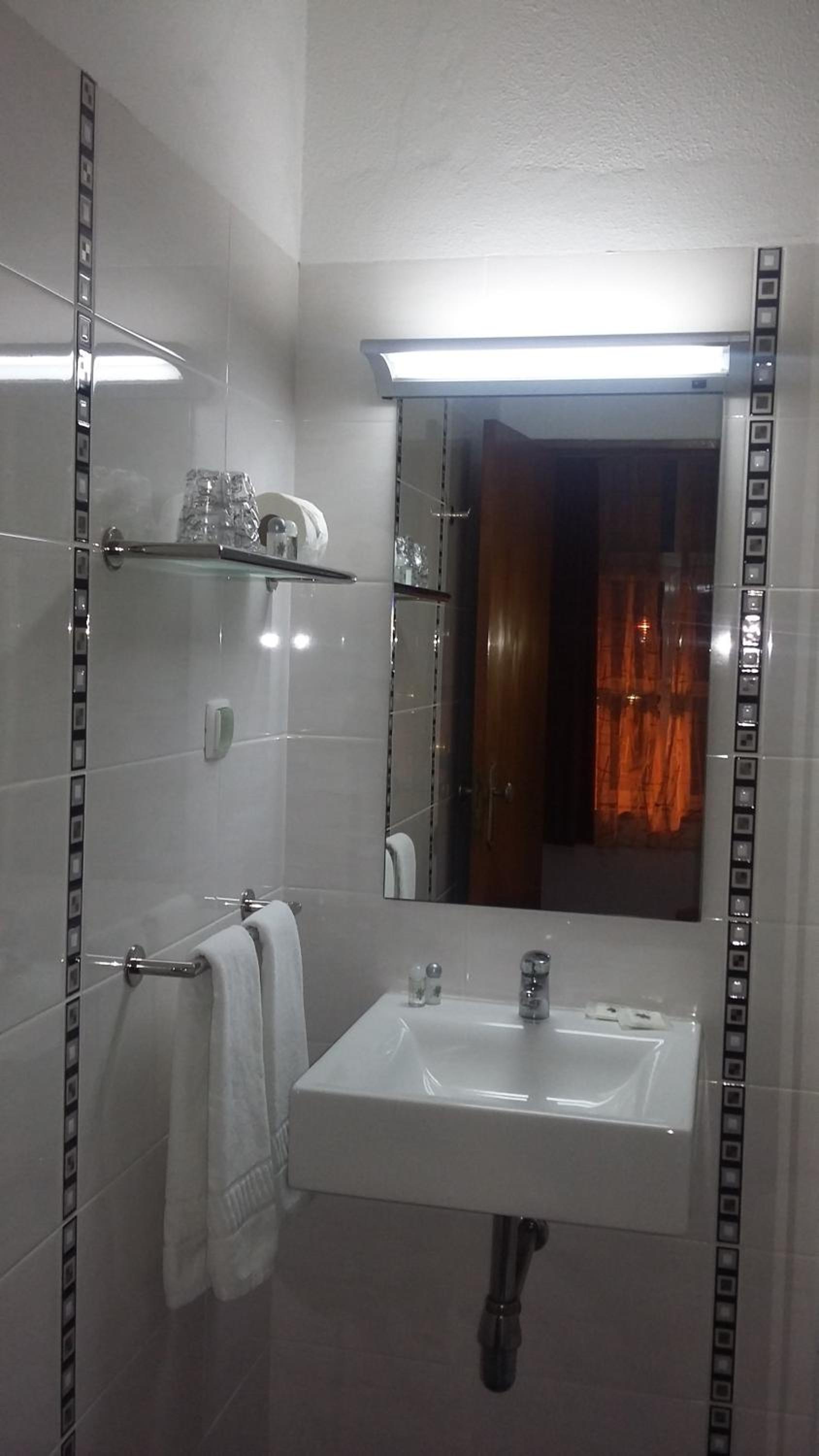 Double Room with River View - Photo 2
