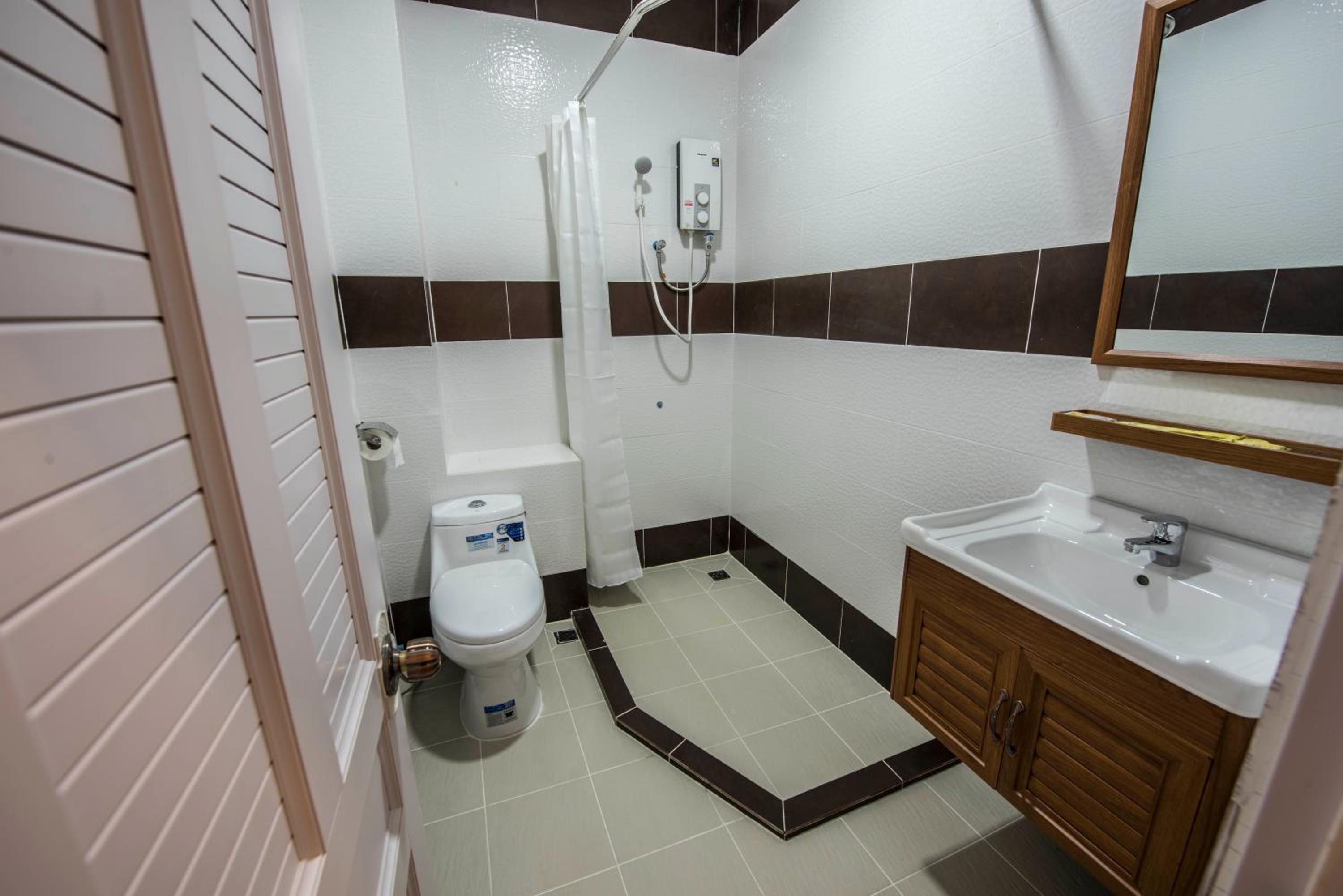 Standard Twin Room (No Window) - Photo 7