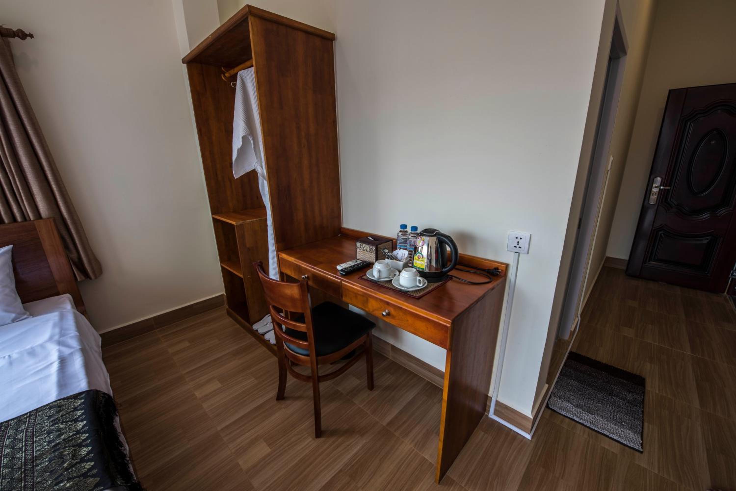 Standard Twin Room (No Window) - Photo 8