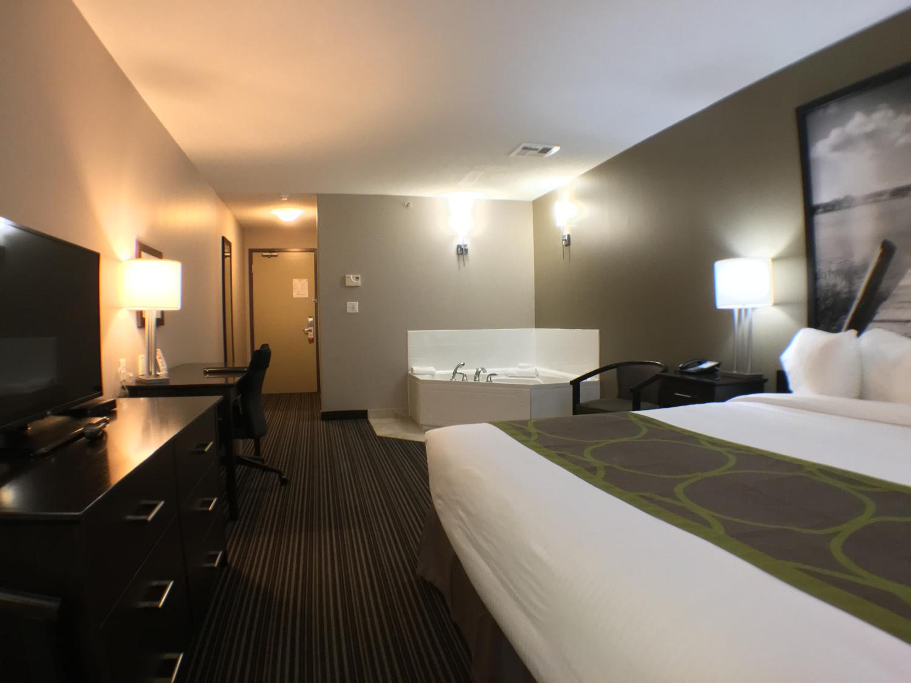 King Suite with Spa Bath- Non-Smoking - Photo 2