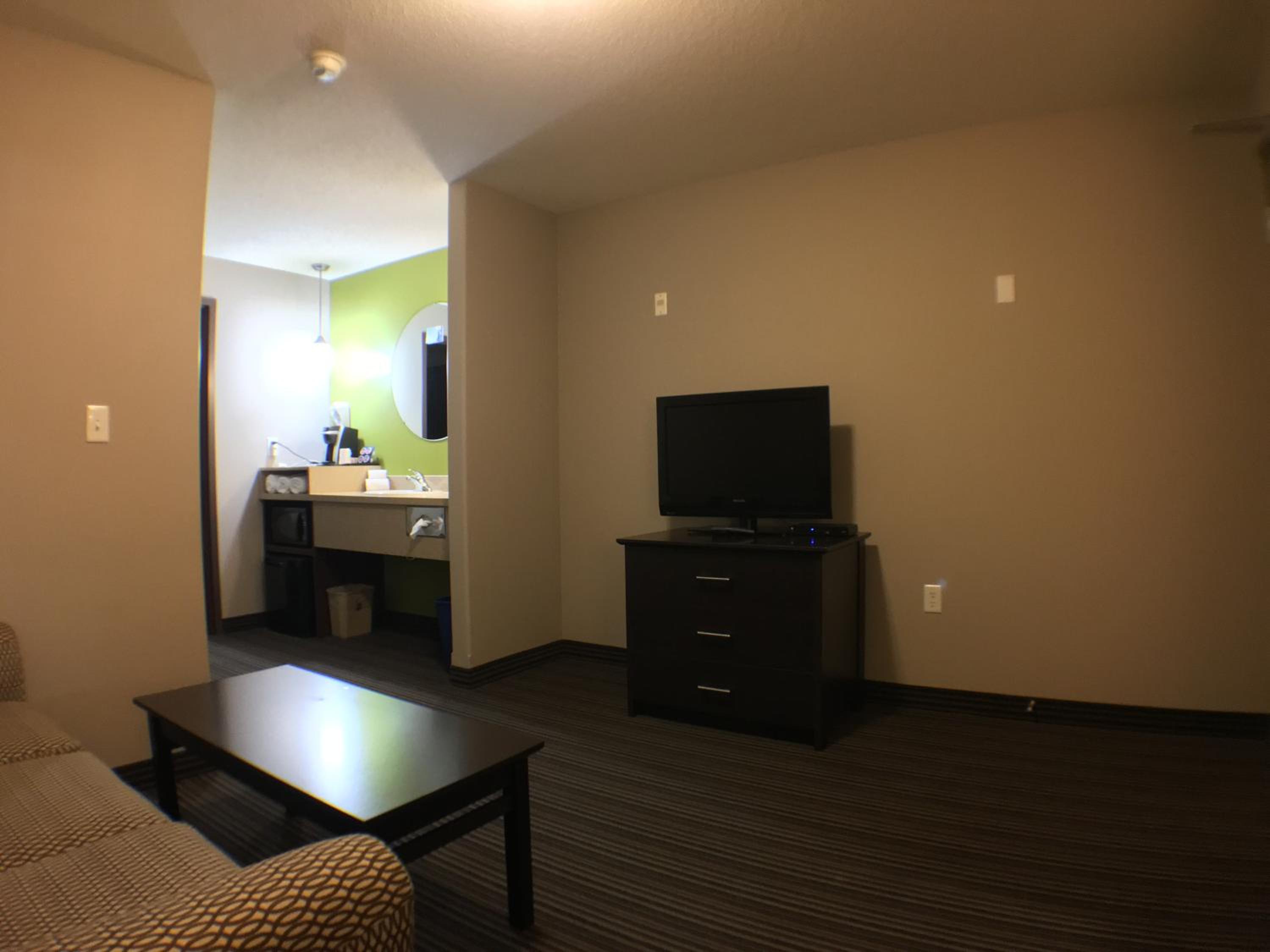 Deluxe Queen Suite - Non-Smoking - Photo 5