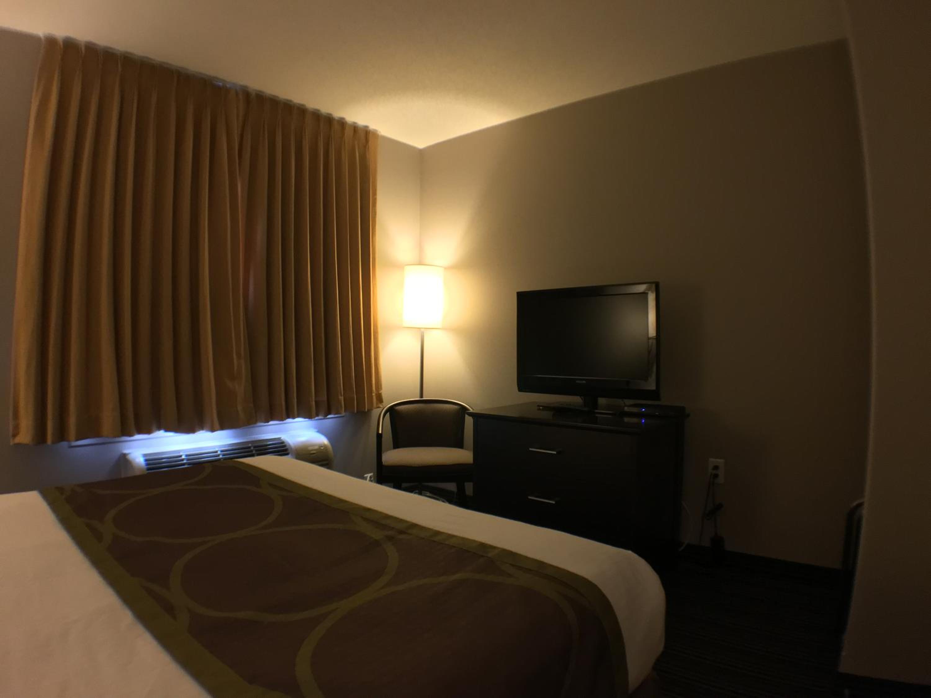 Deluxe Queen Suite - Non-Smoking - Photo 4