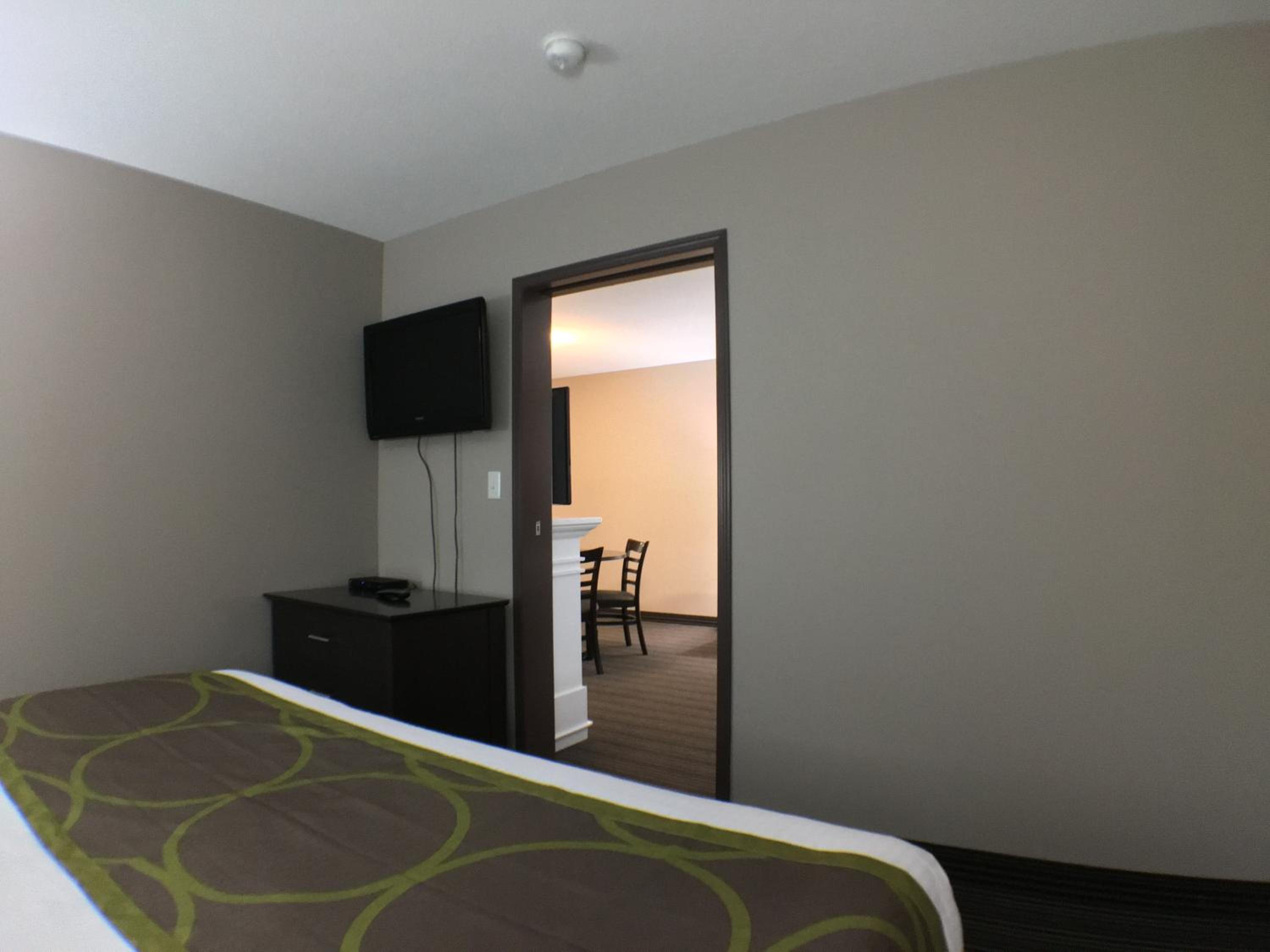 Deluxe King Suite - Non-Smoking - Photo 1