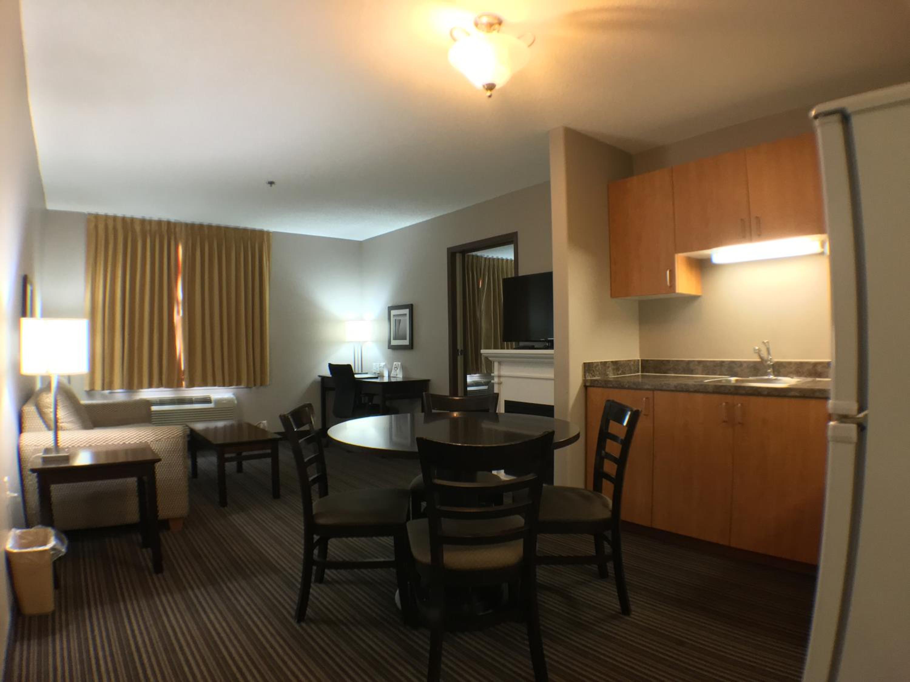 Deluxe King Suite - Non-Smoking - Photo 2