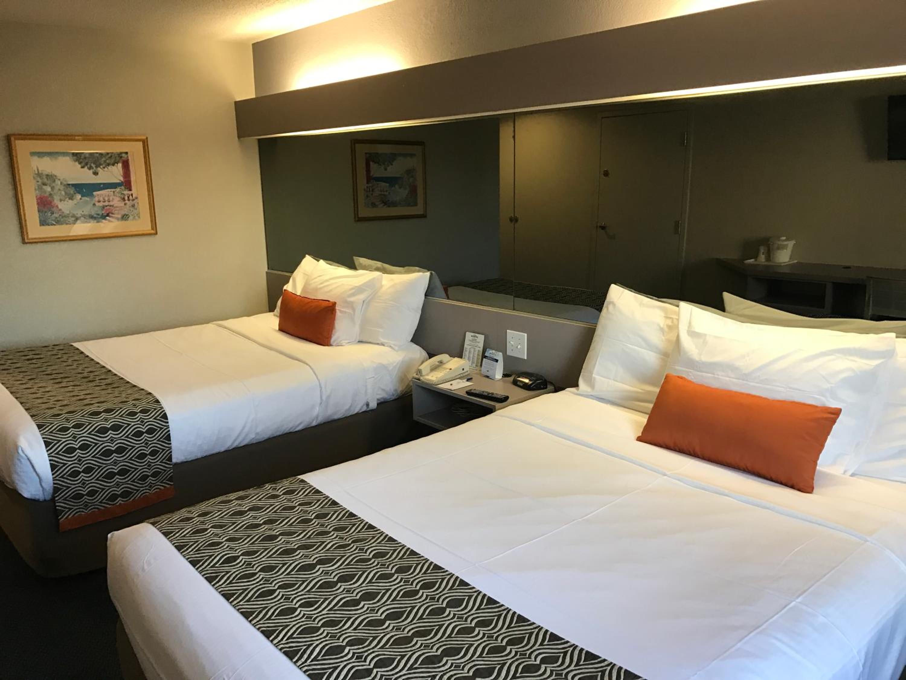 Queen Room with Two Queen Beds - Non-Smoking - Photo 2