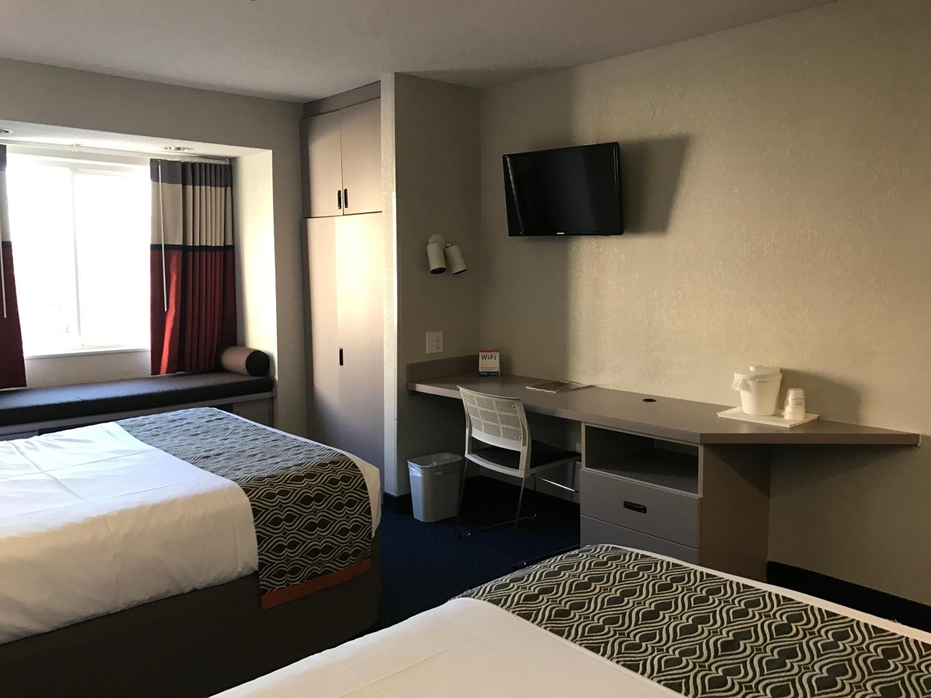 Queen Room with Two Queen Beds - Non-Smoking - Photo 9