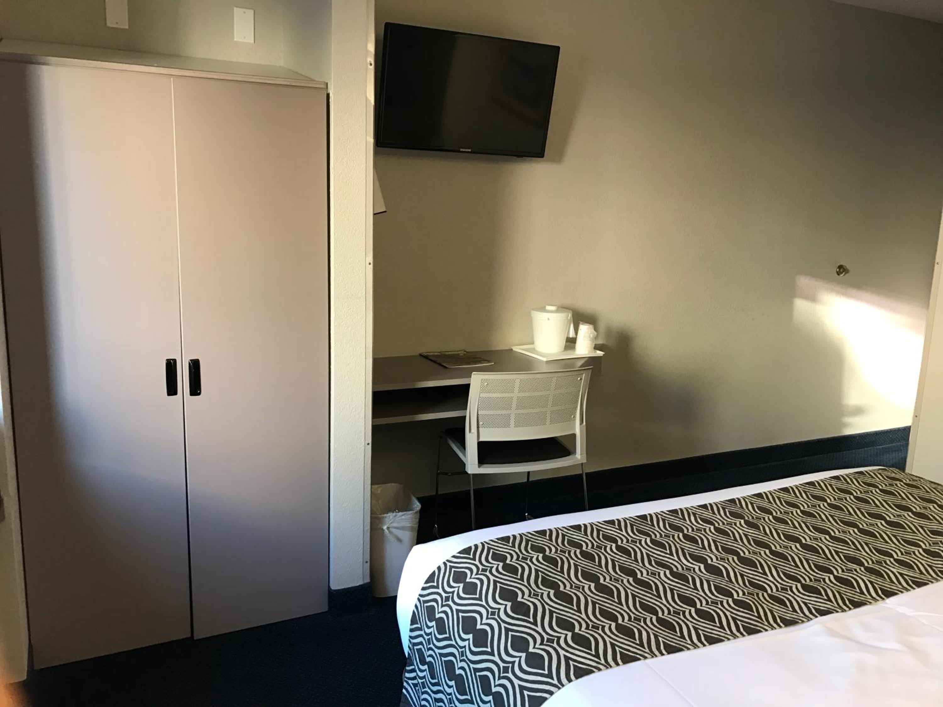 Queen Room - Non-Smoking - Photo 1