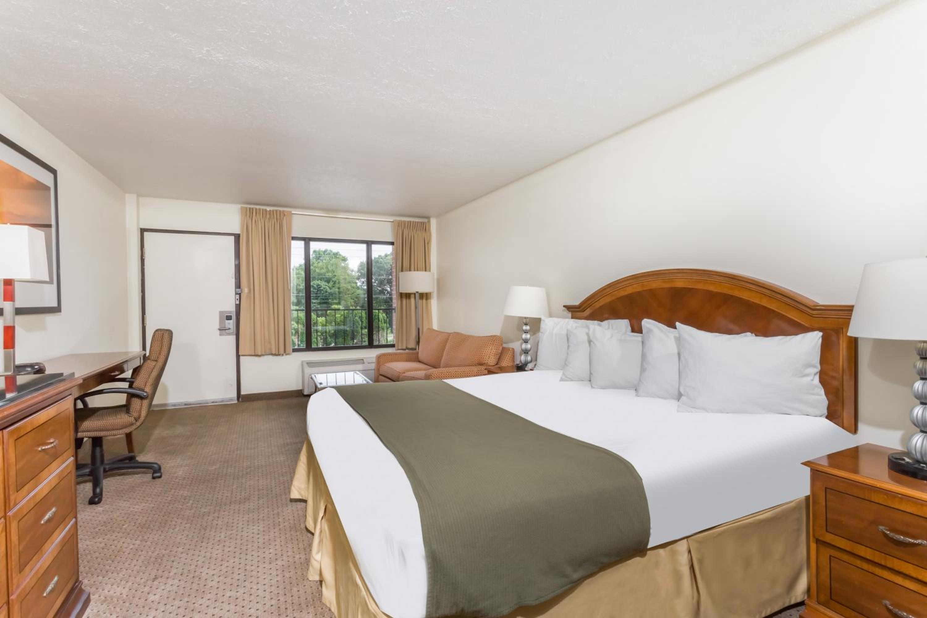King Room - Non-Smoking photo 2
