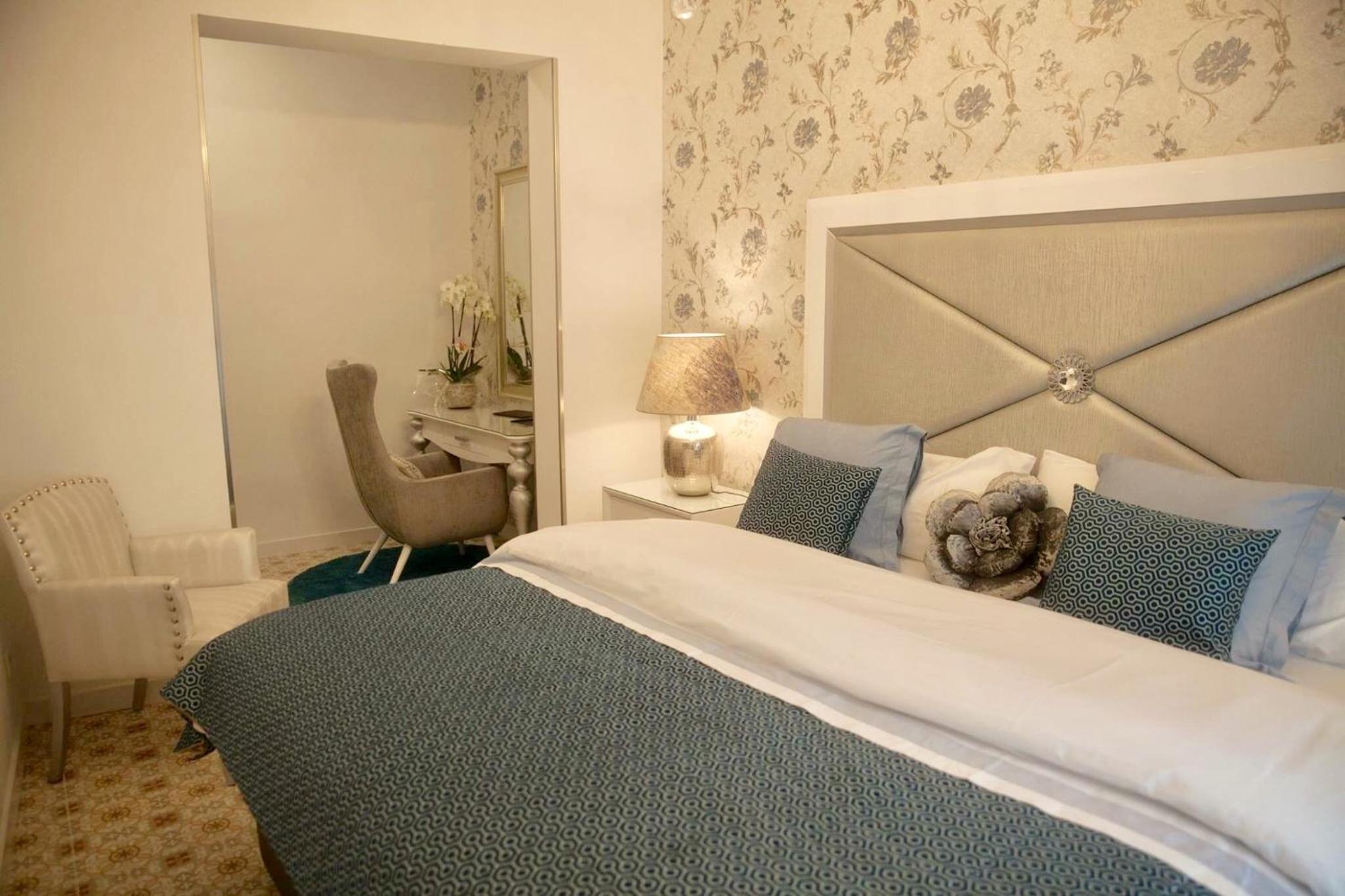 Deluxe King Suite photo 2