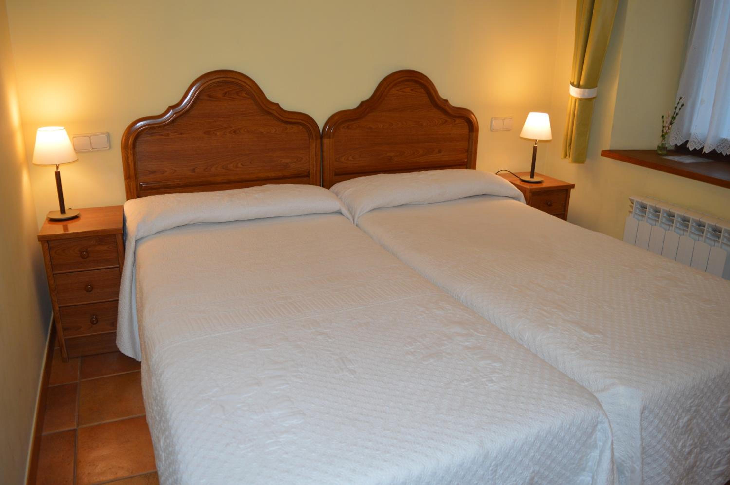 Two Connecting Double Rooms - Photo 2