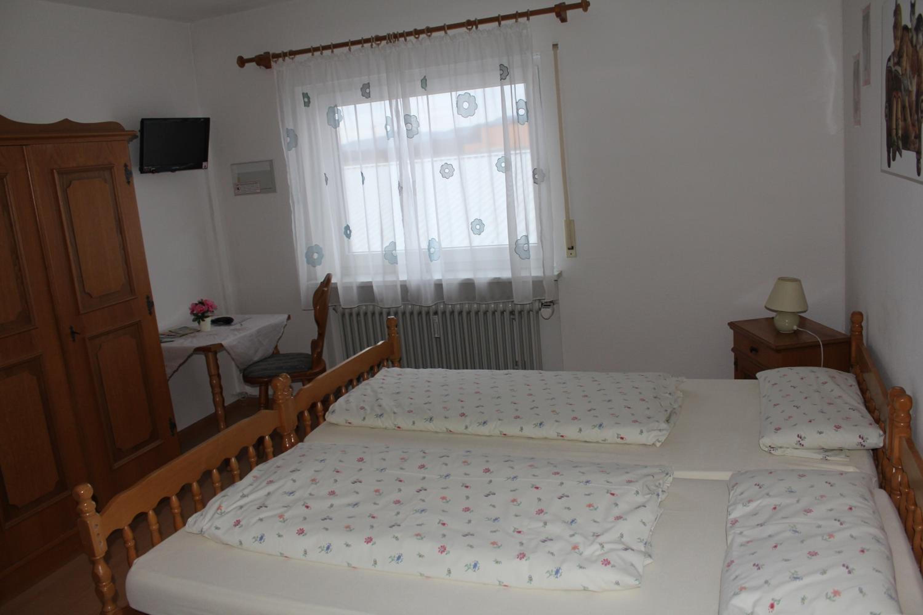 Quadruple Room with Private Bathroom - Photo 7