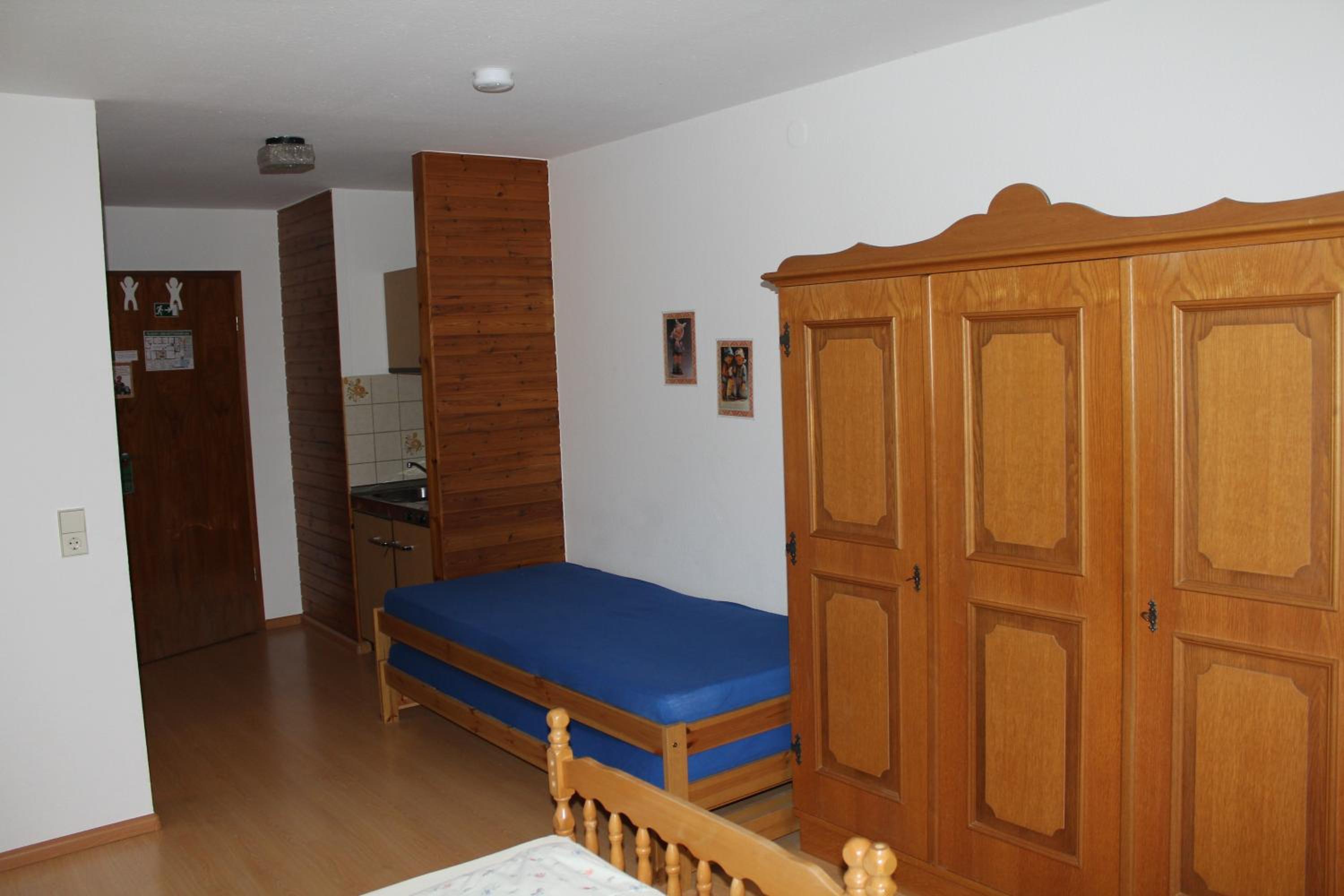 Quadruple Room with Private Bathroom - Photo 9