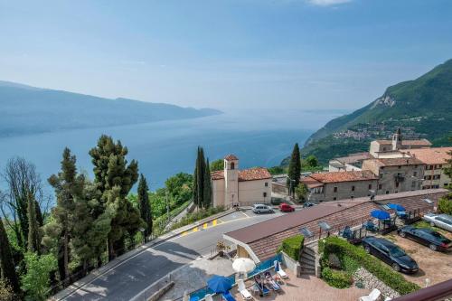 Double or Twin Room with Lake View photo 3
