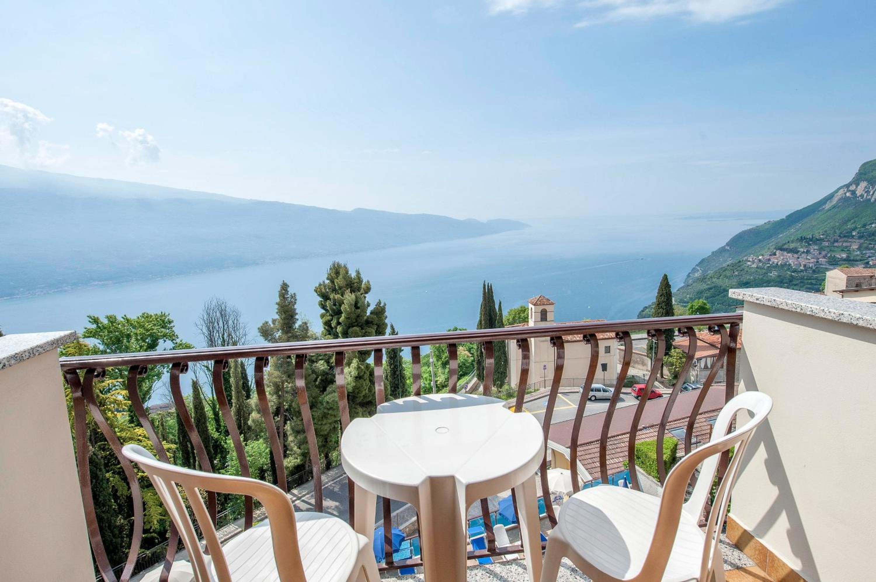 Double or Twin Room with Lake View photo 2
