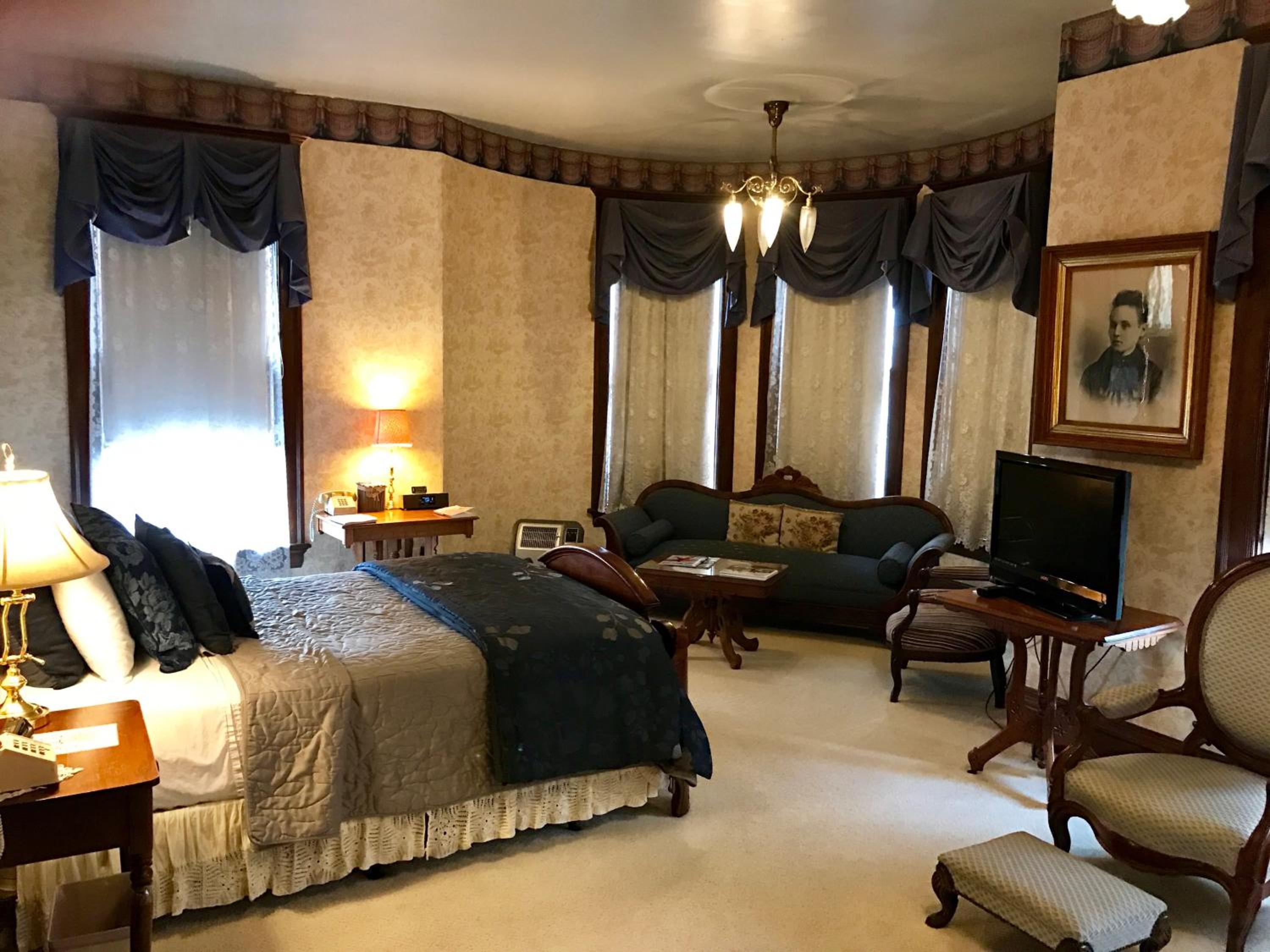 Deluxe Suite with Spa Bath photo 2