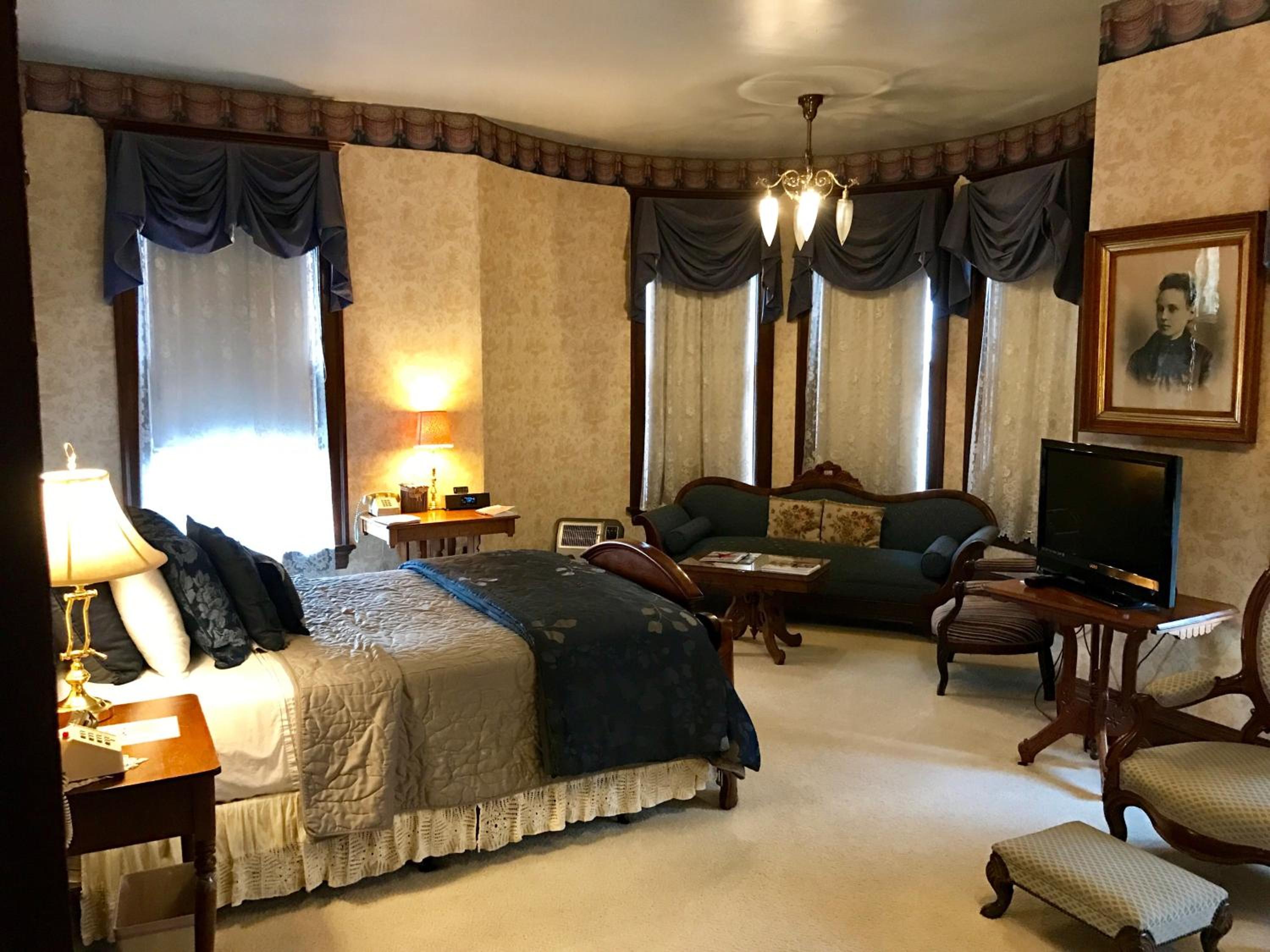 Deluxe Suite with Spa Bath photo 3