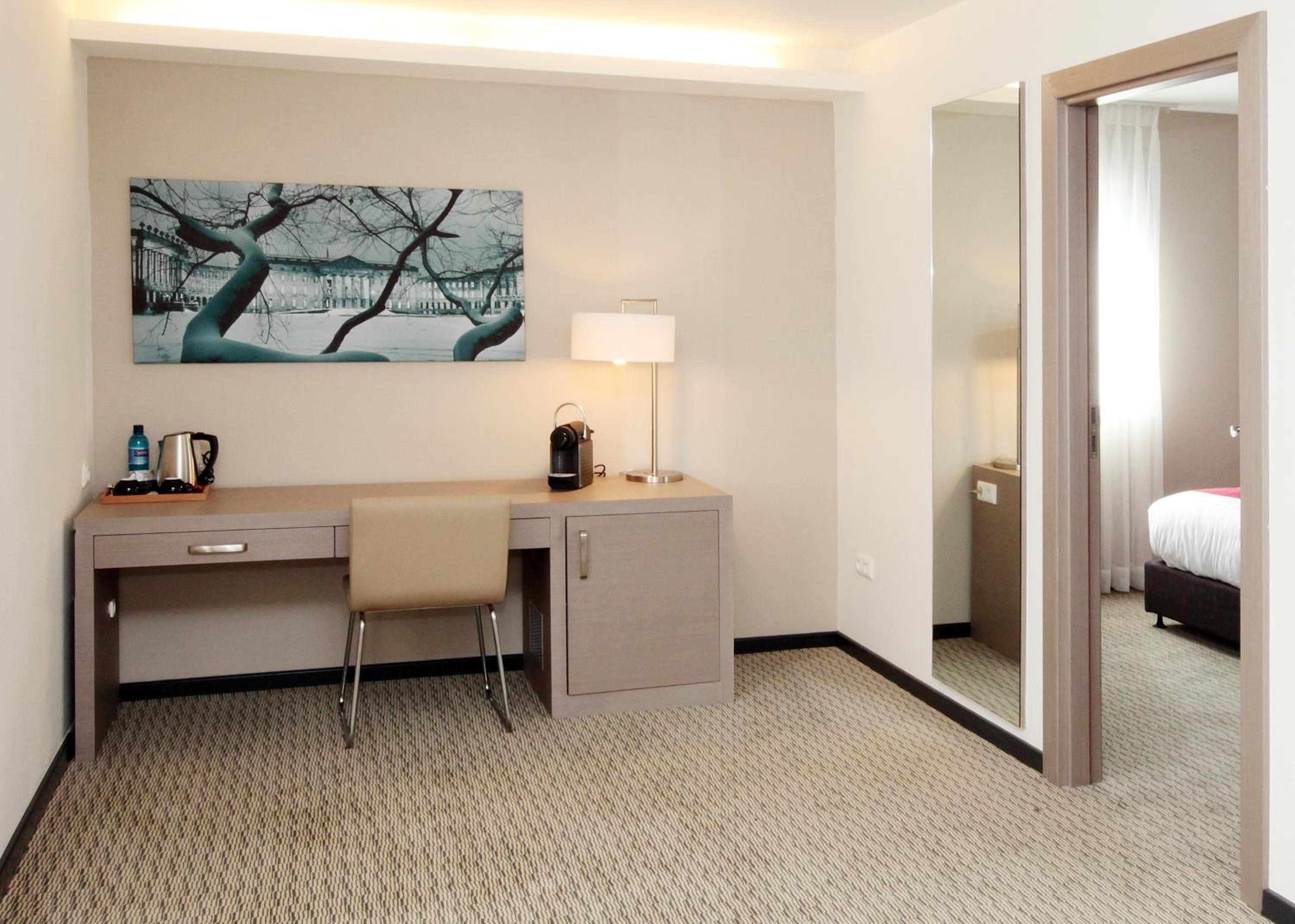 Suite - 1 King Bed - Photo 3