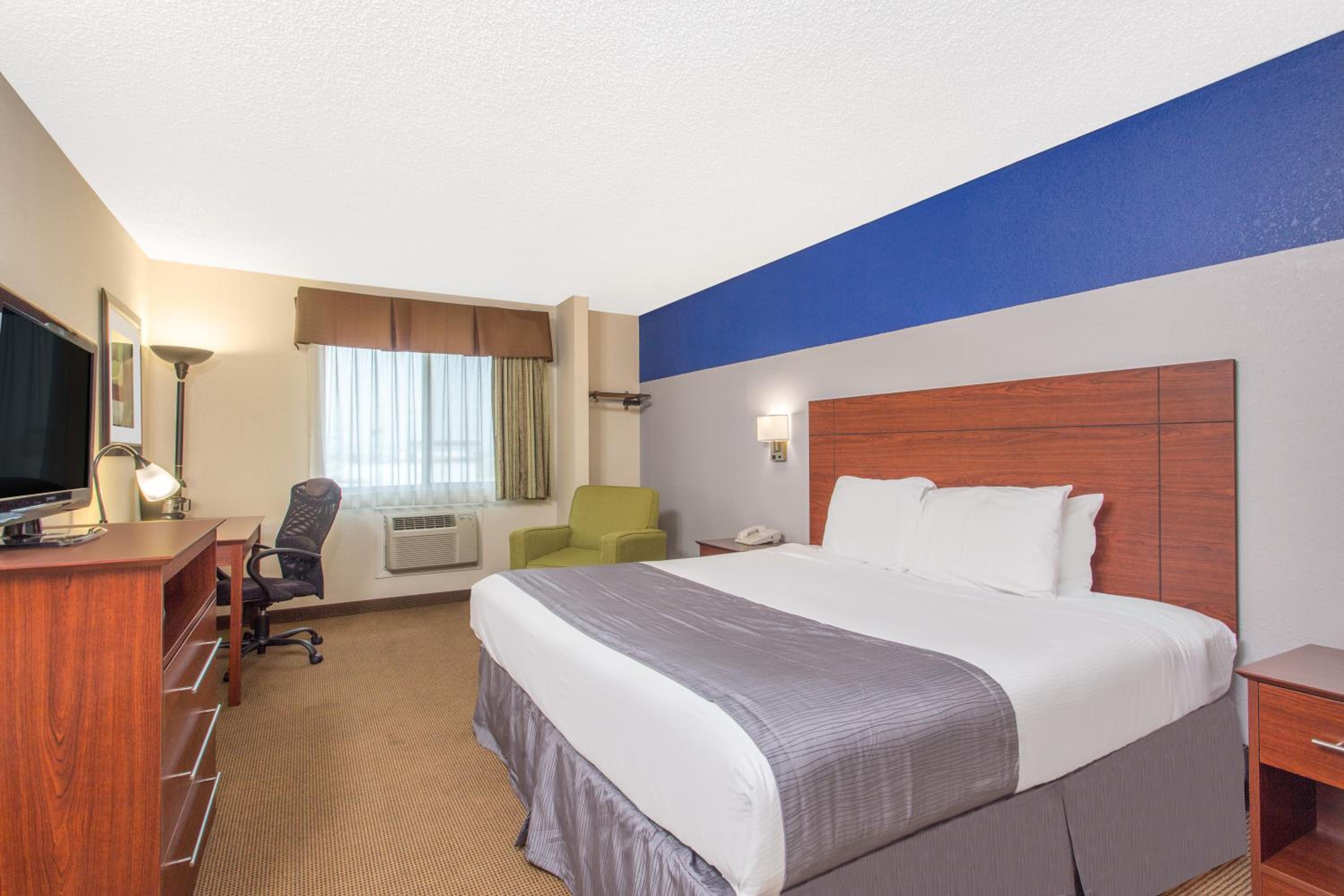 King Room - Non-Smoking - Photo 1