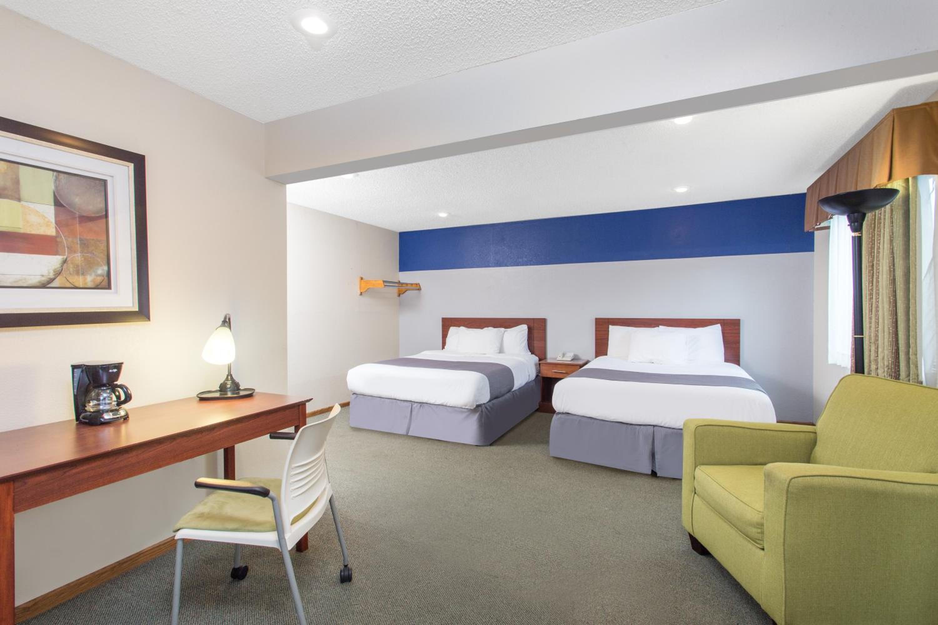 Triple Studio Suite - Non-Smoking - Photo 1