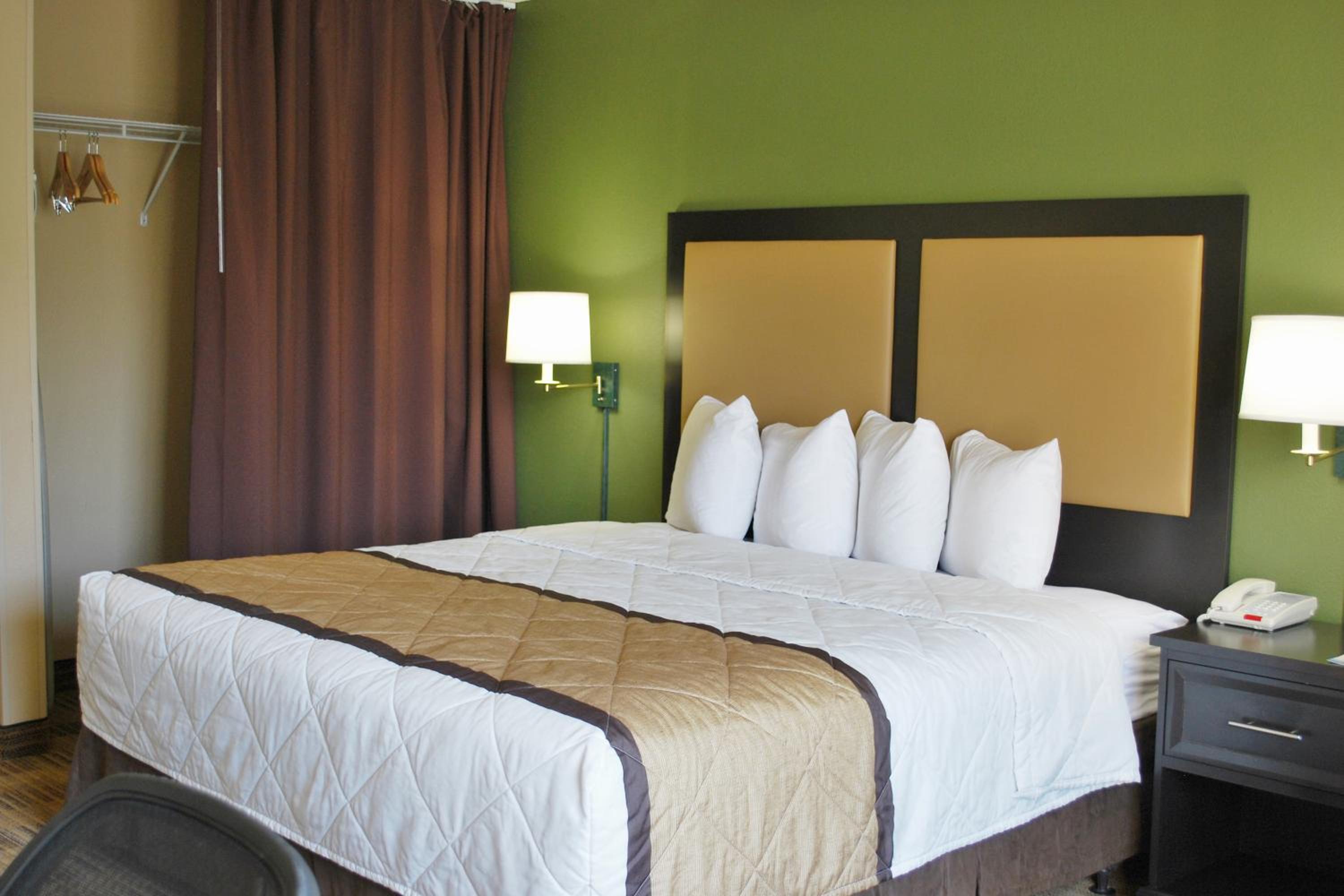 Studio with 1 King Bed - Non-Smoking - Photo 3