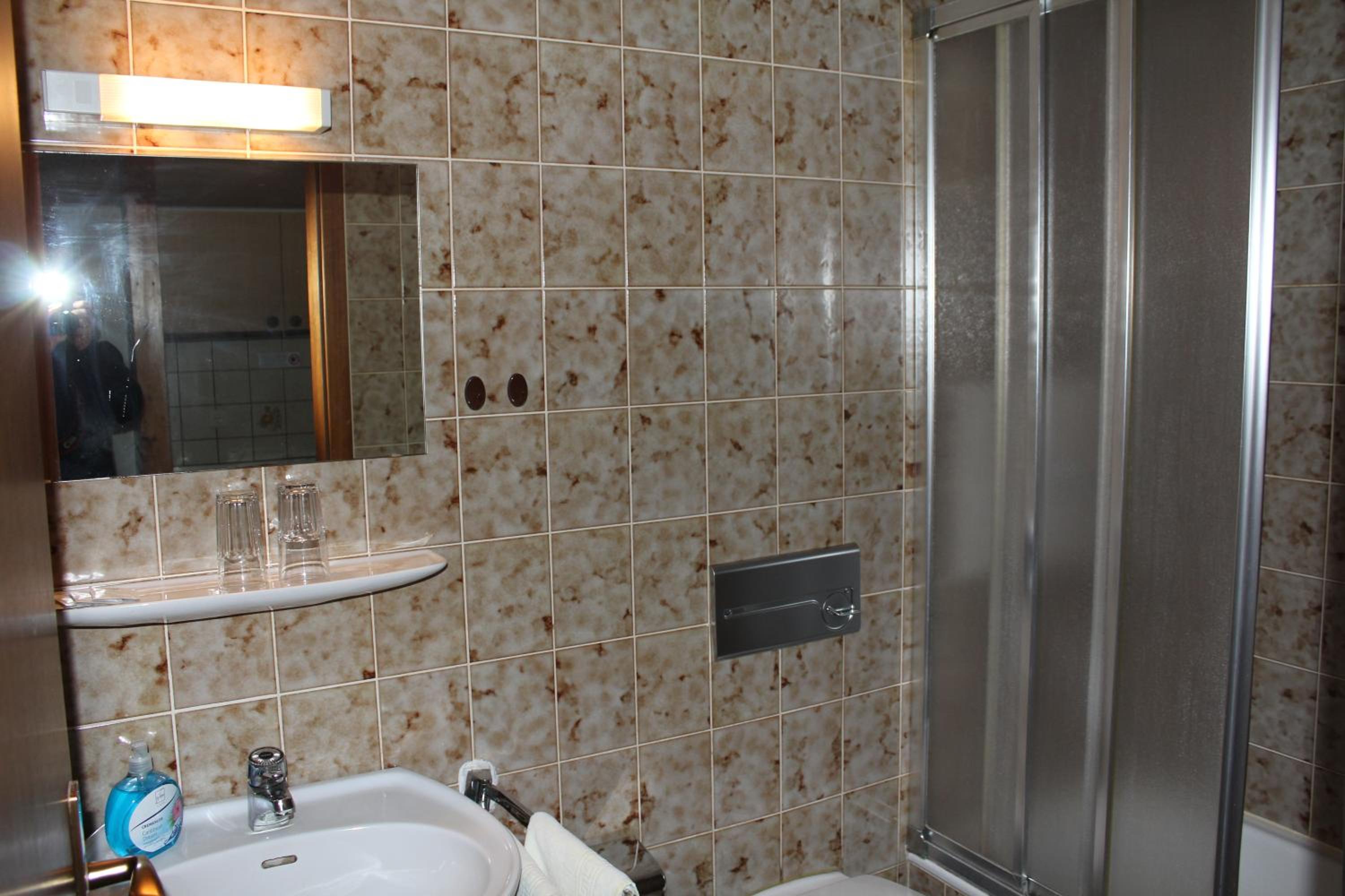 Quadruple Room with Private Bathroom - Photo 10