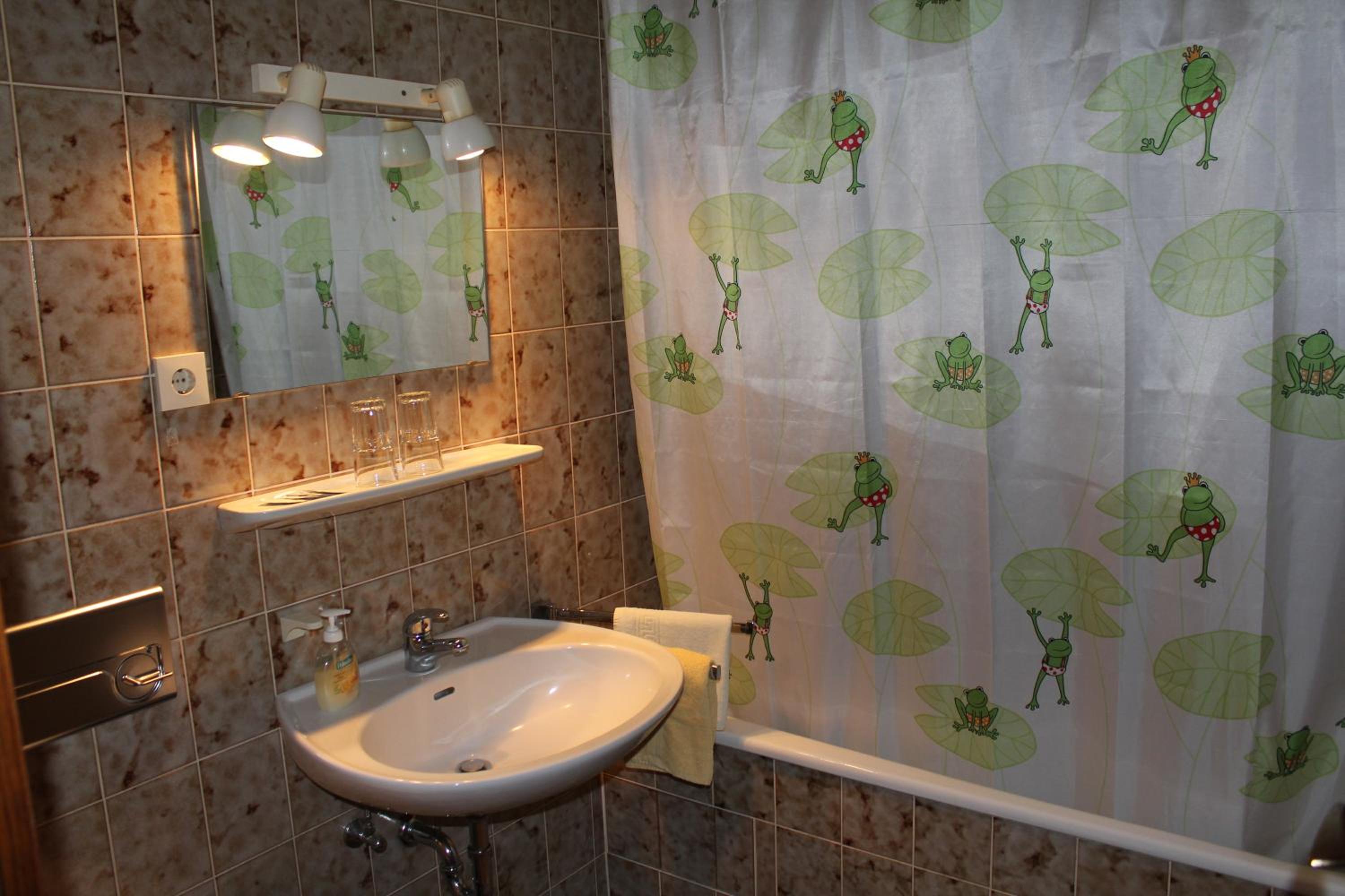 Quadruple Room with Bathroom - Photo 12