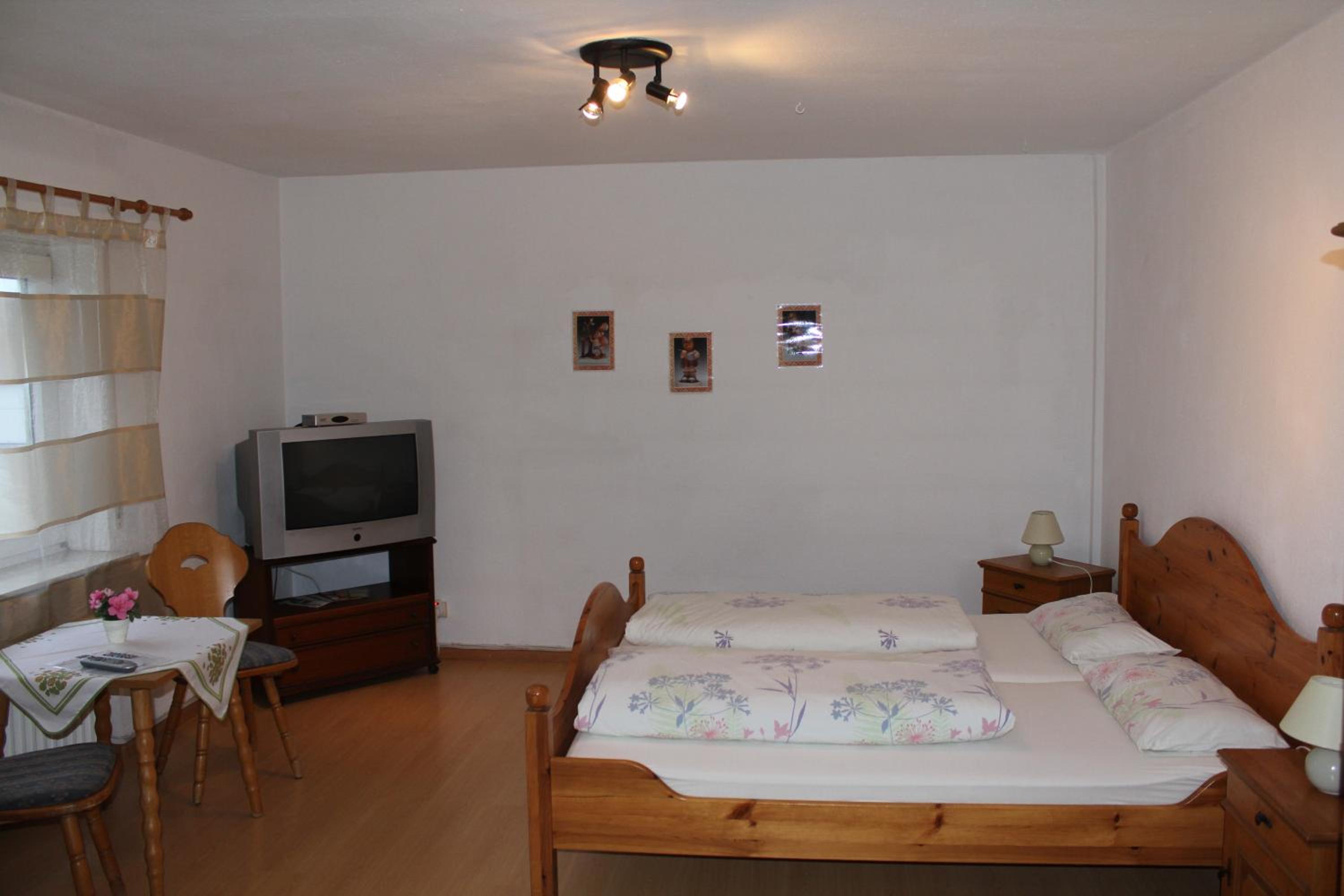 Quadruple Room with Bathroom - Photo 6