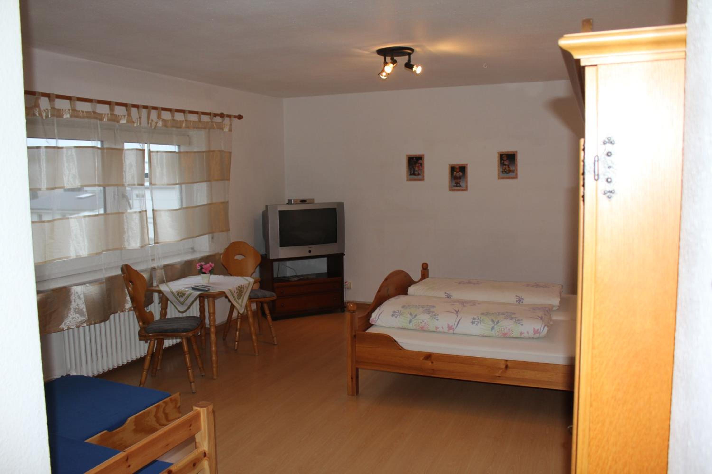 Quadruple Room with Bathroom - Photo 5