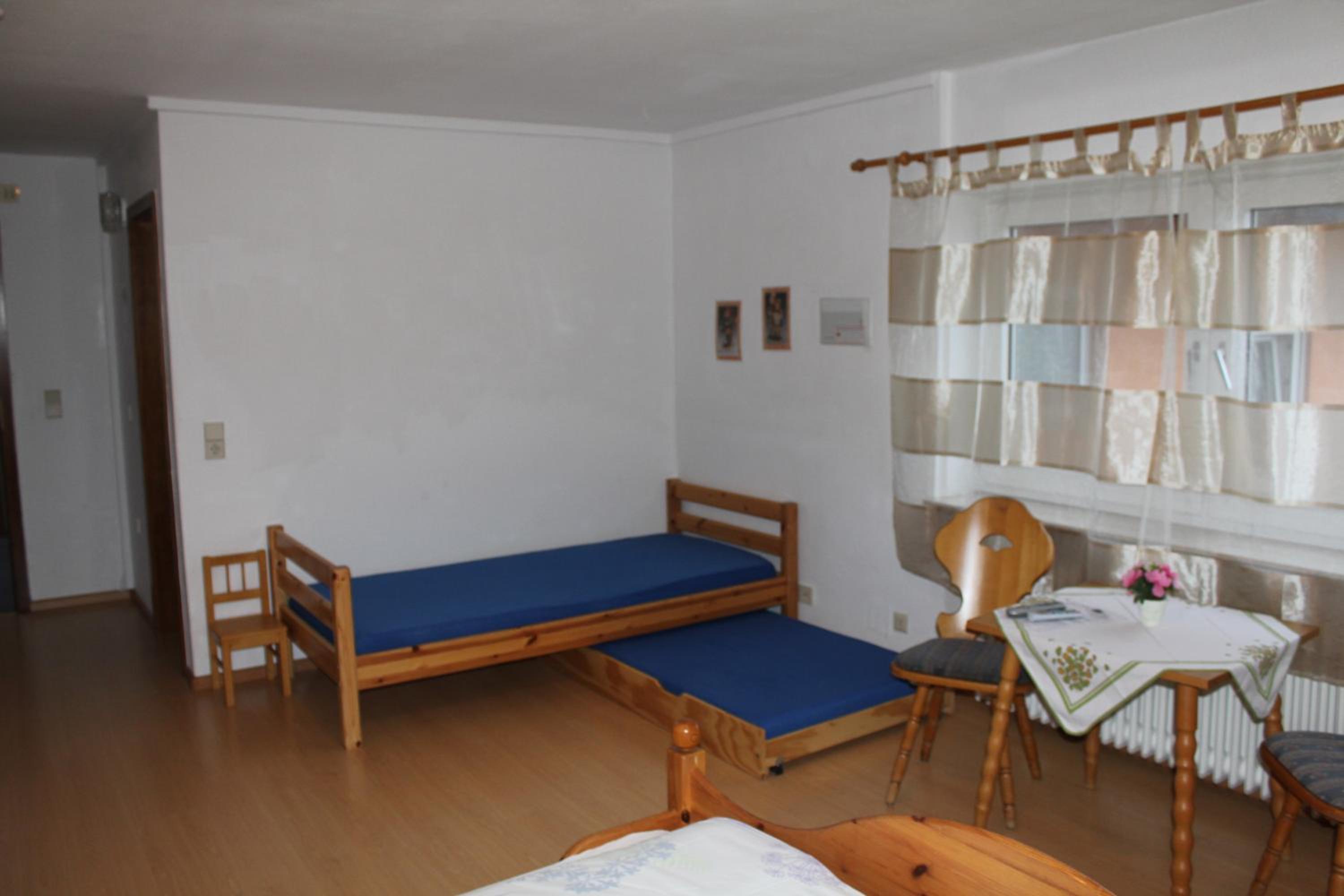 Quadruple Room with Bathroom - Photo 9