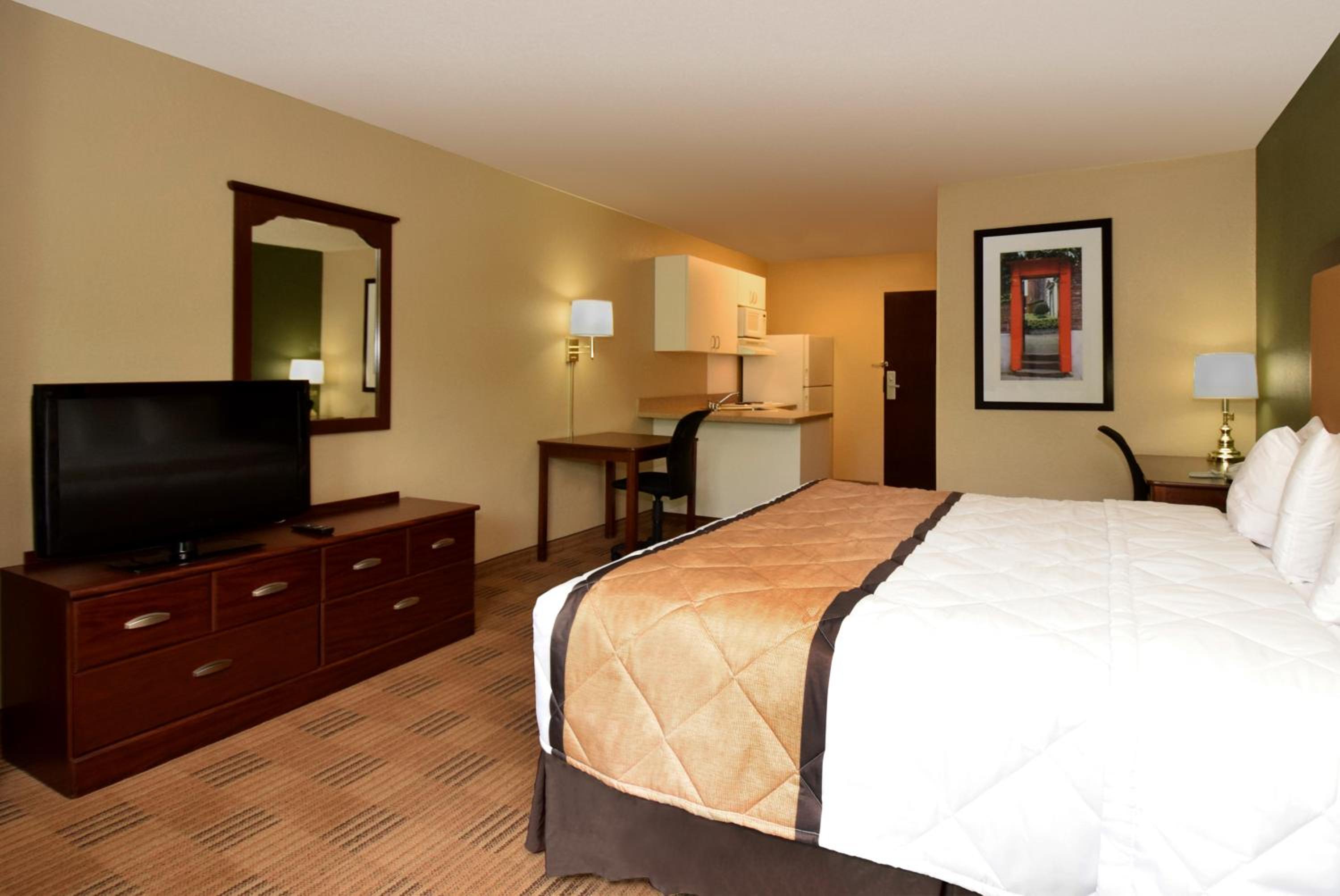 Studio with 1 King Bed - Non-Smoking - Photo 4