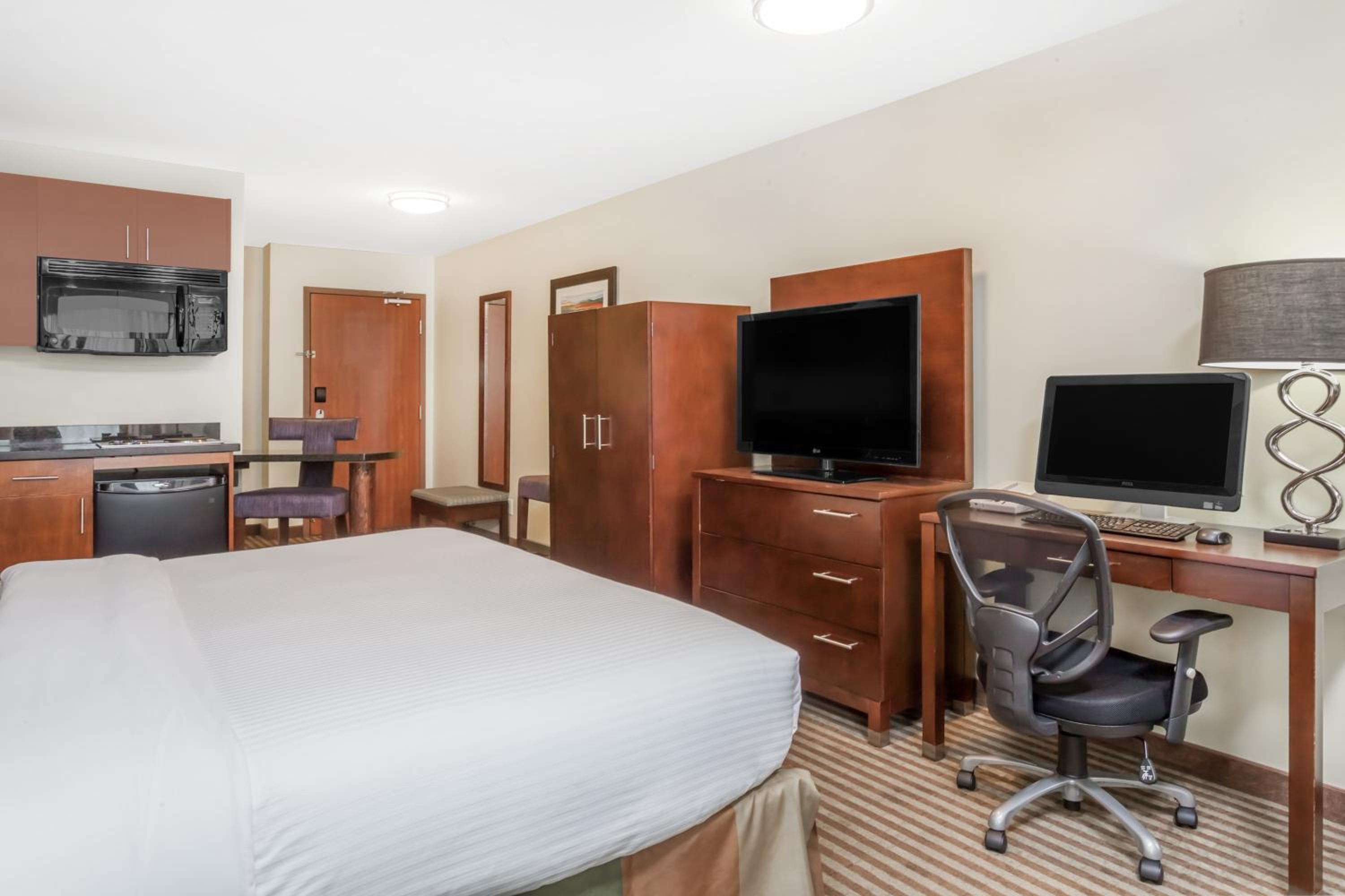 Efficiency Room with One King Bed and One Queen Room -  Non-Smoking photo 2