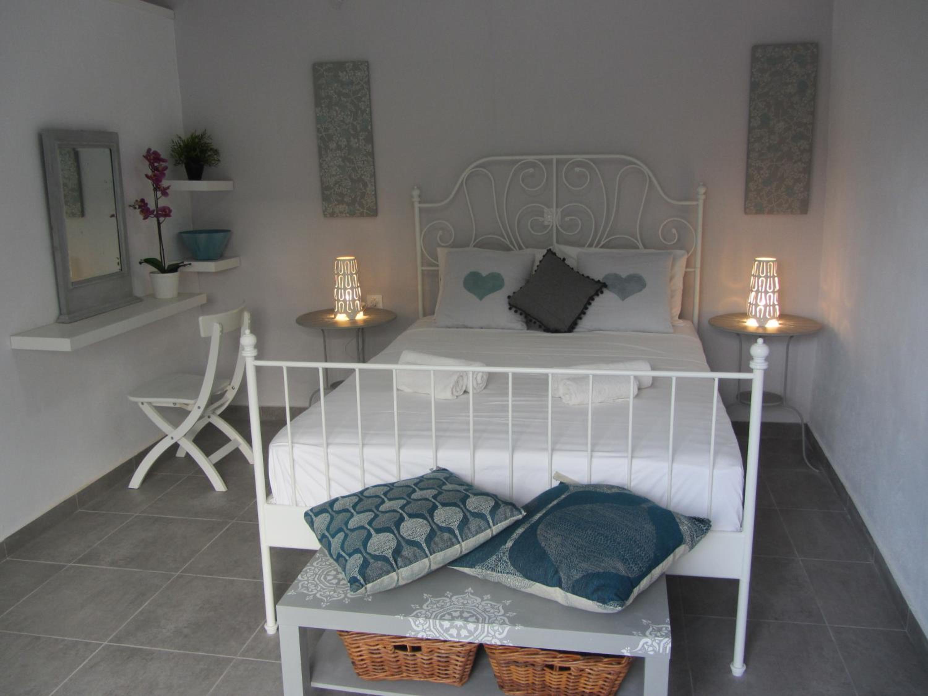 Apartment With Pool View