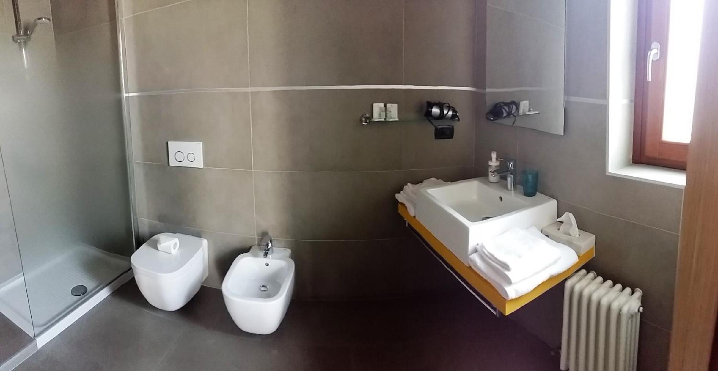 Queen Room with Lake View - Photo 6