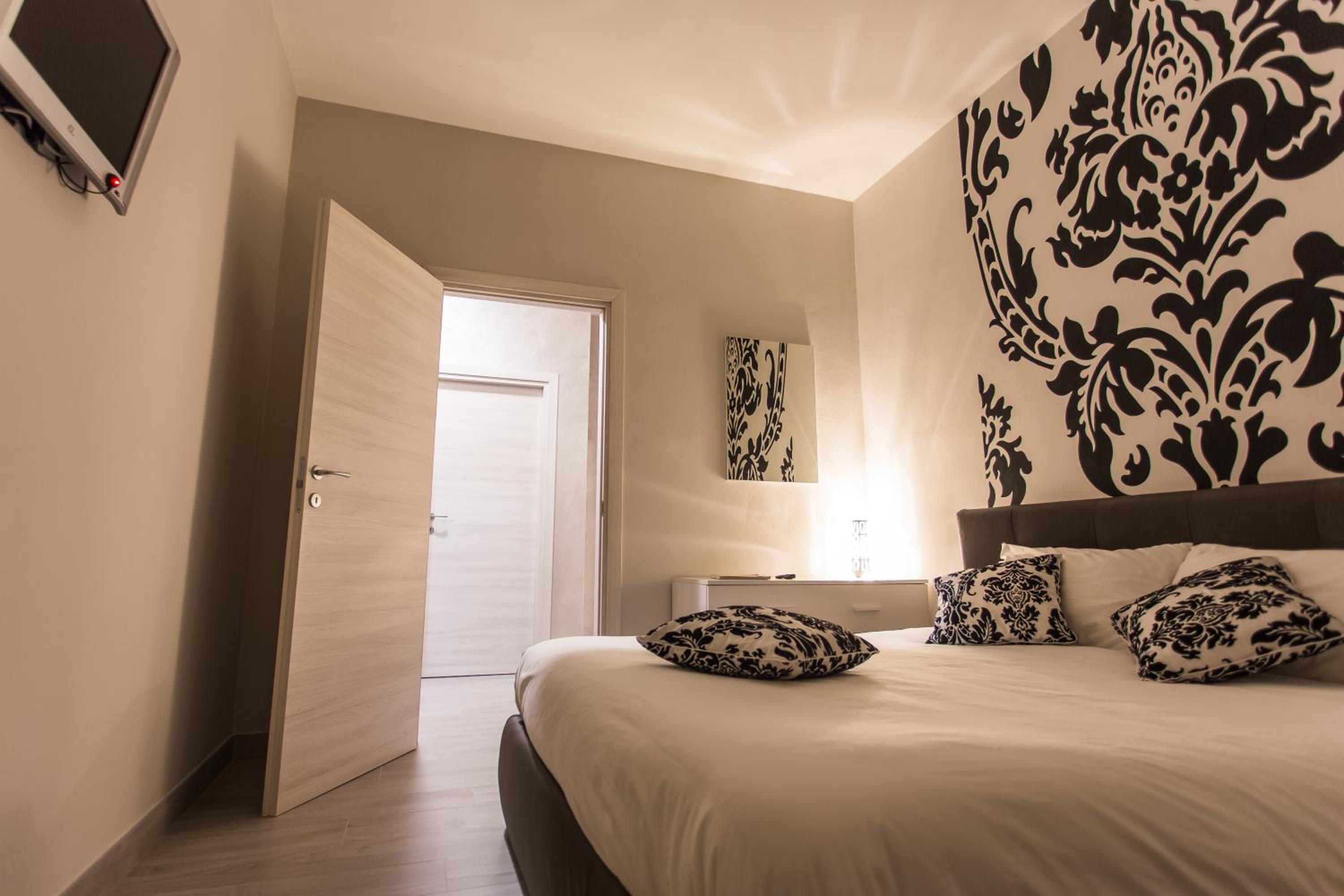 Two-Bedroom Apartment - Photo 2