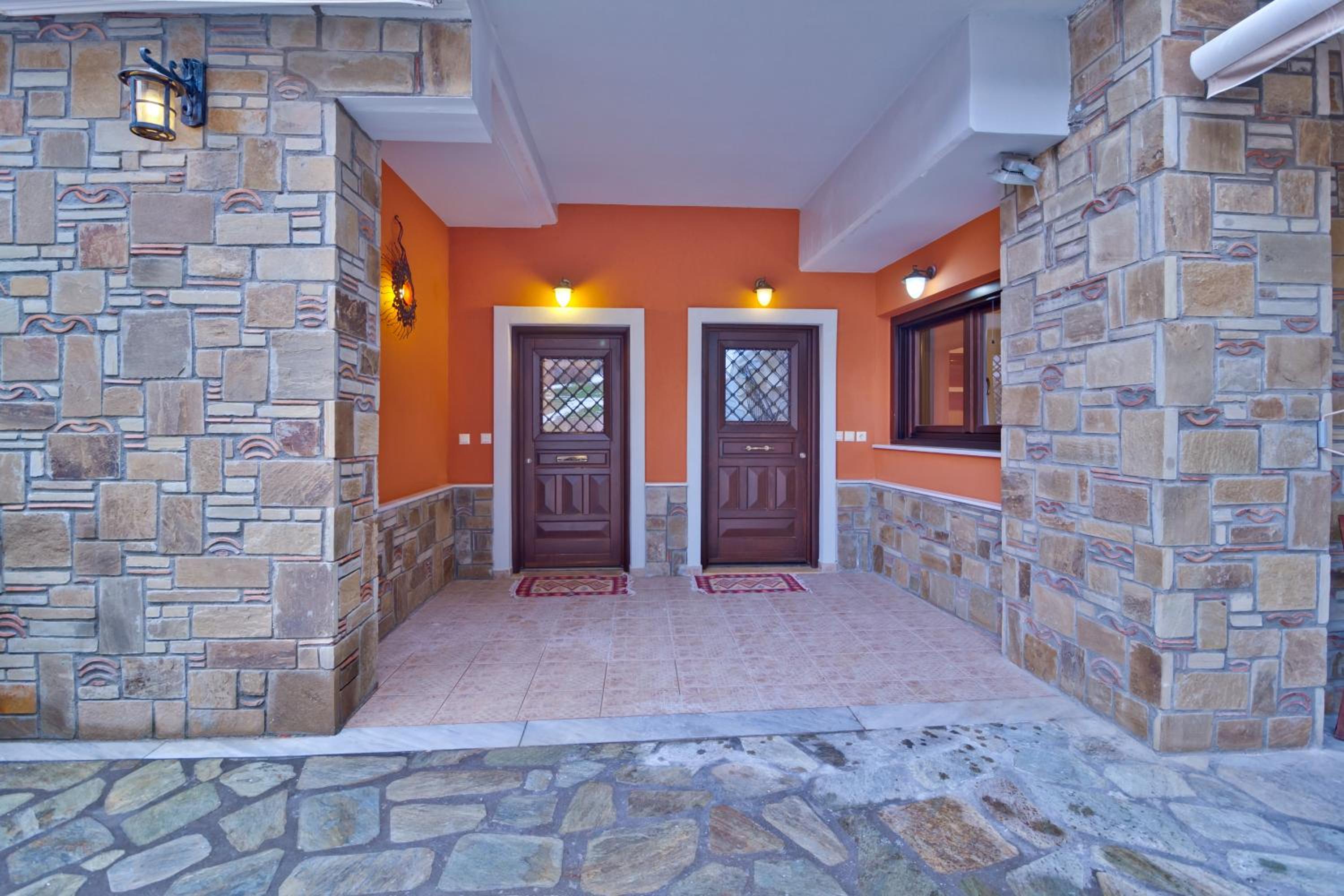 Family Apartment with Balcony and Meteora View - Photo 9