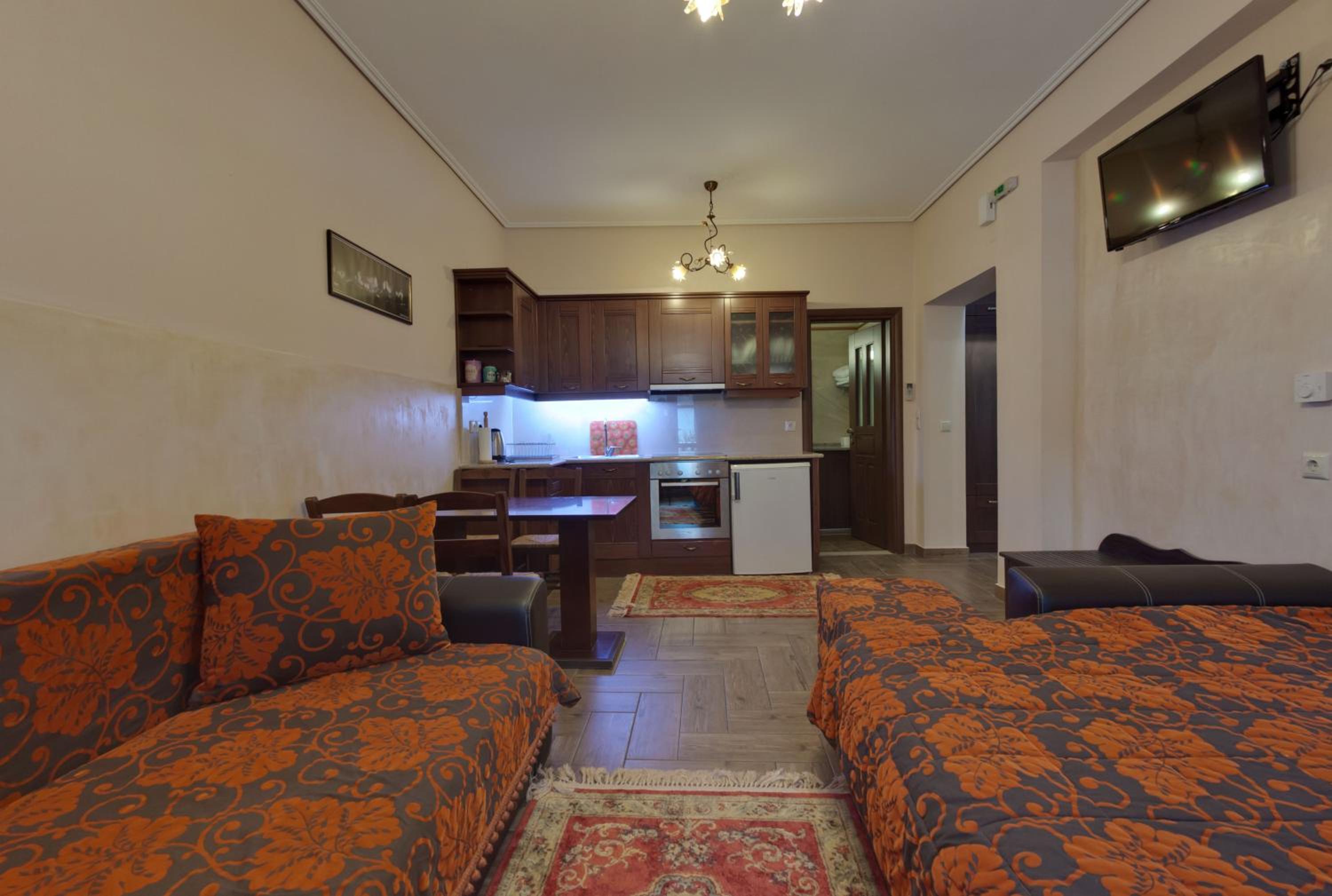 Family Apartment with Balcony and Meteora View - Photo 4