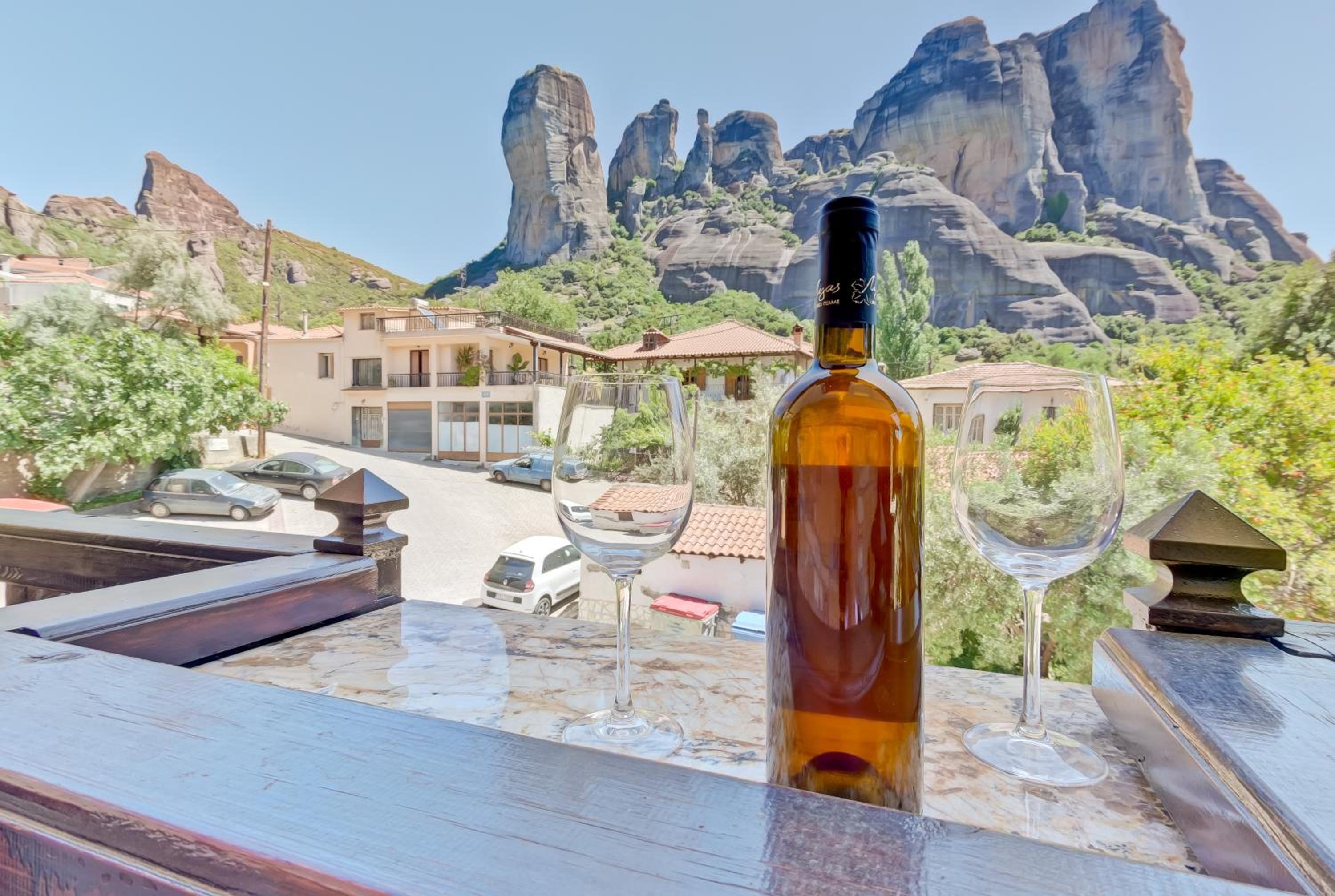 Family Apartment with Balcony and Meteora View - Photo 6
