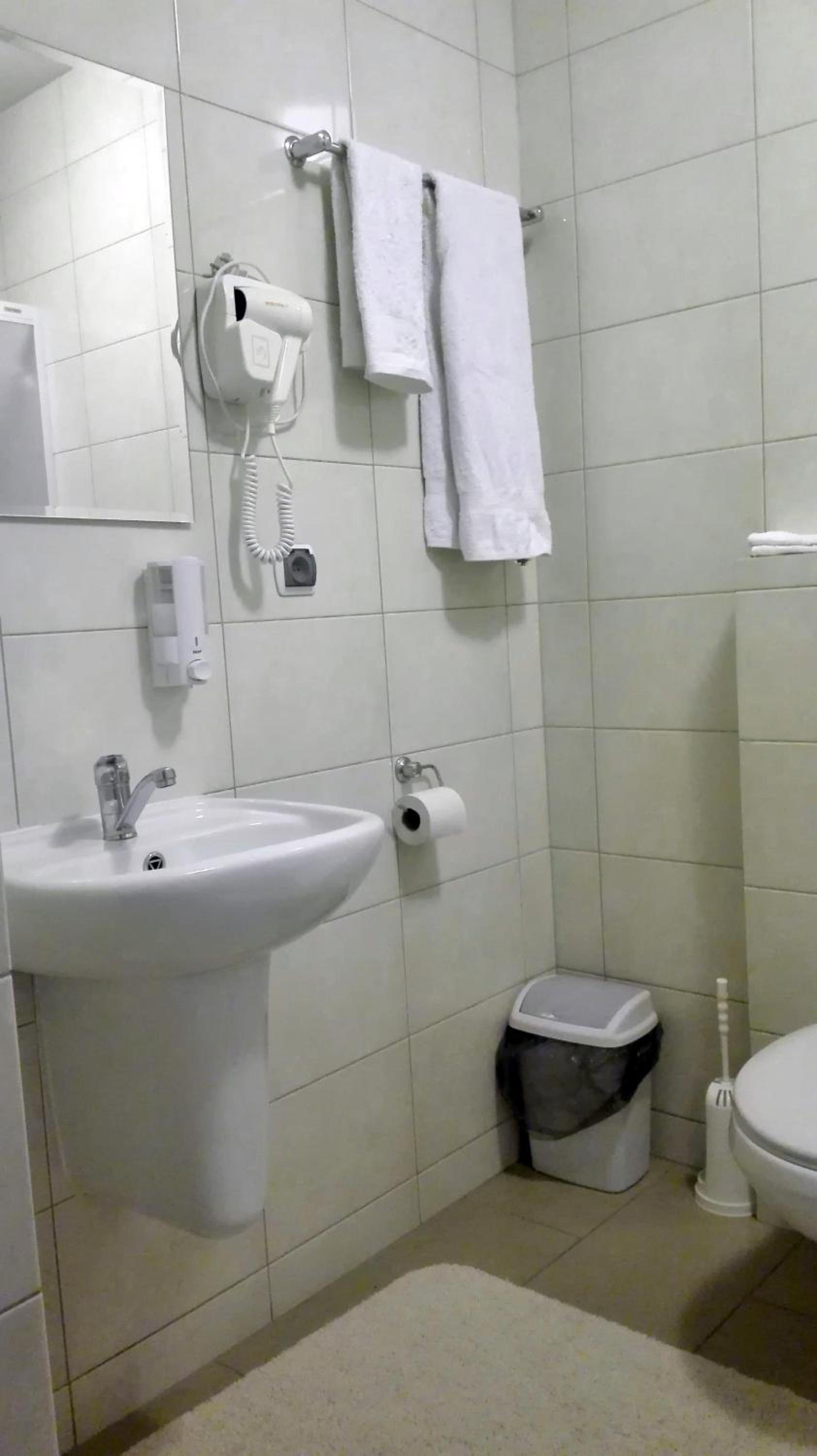 Twin Room - Photo 3