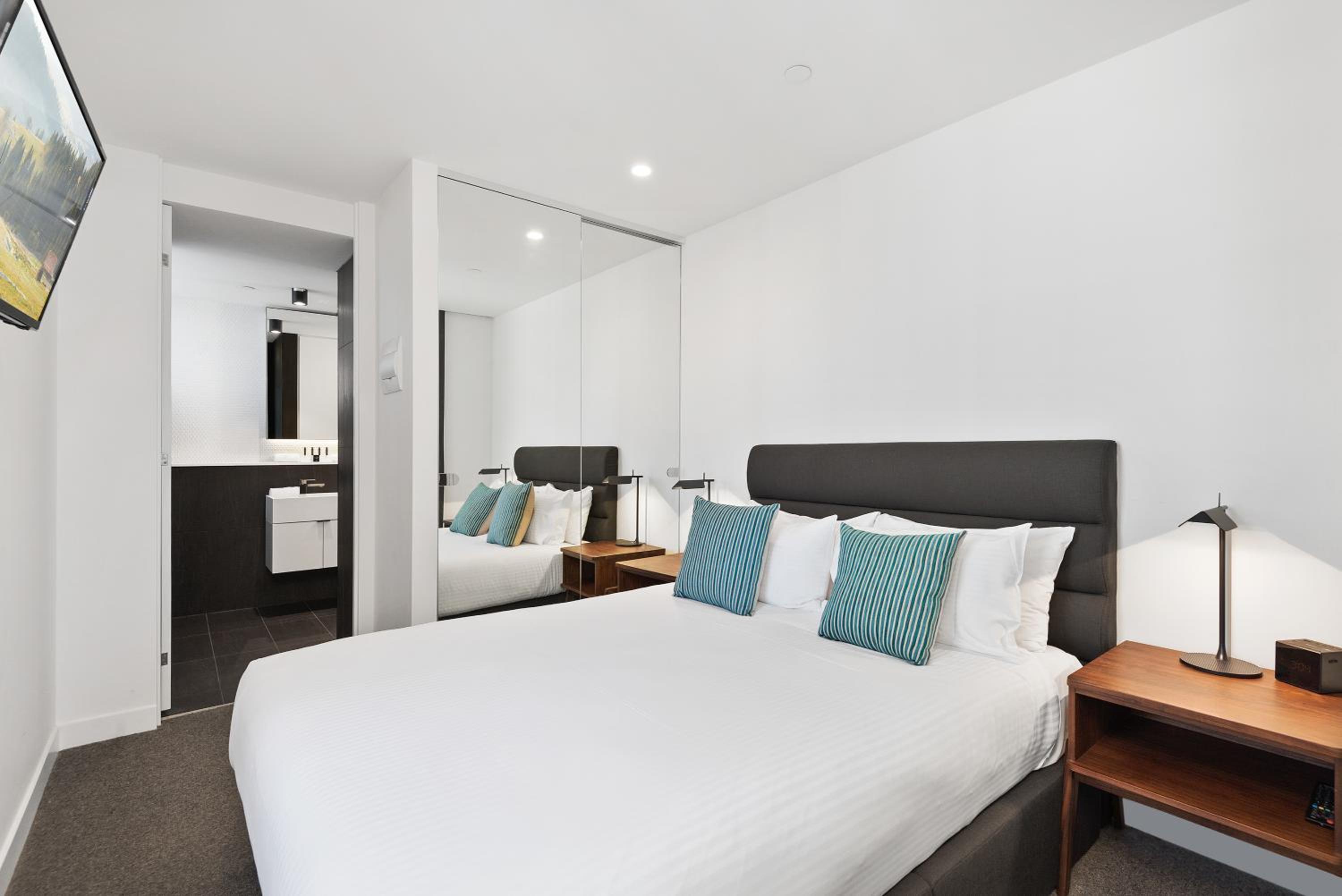 One Bedroom Upper Floor Apartment thumbnail 6