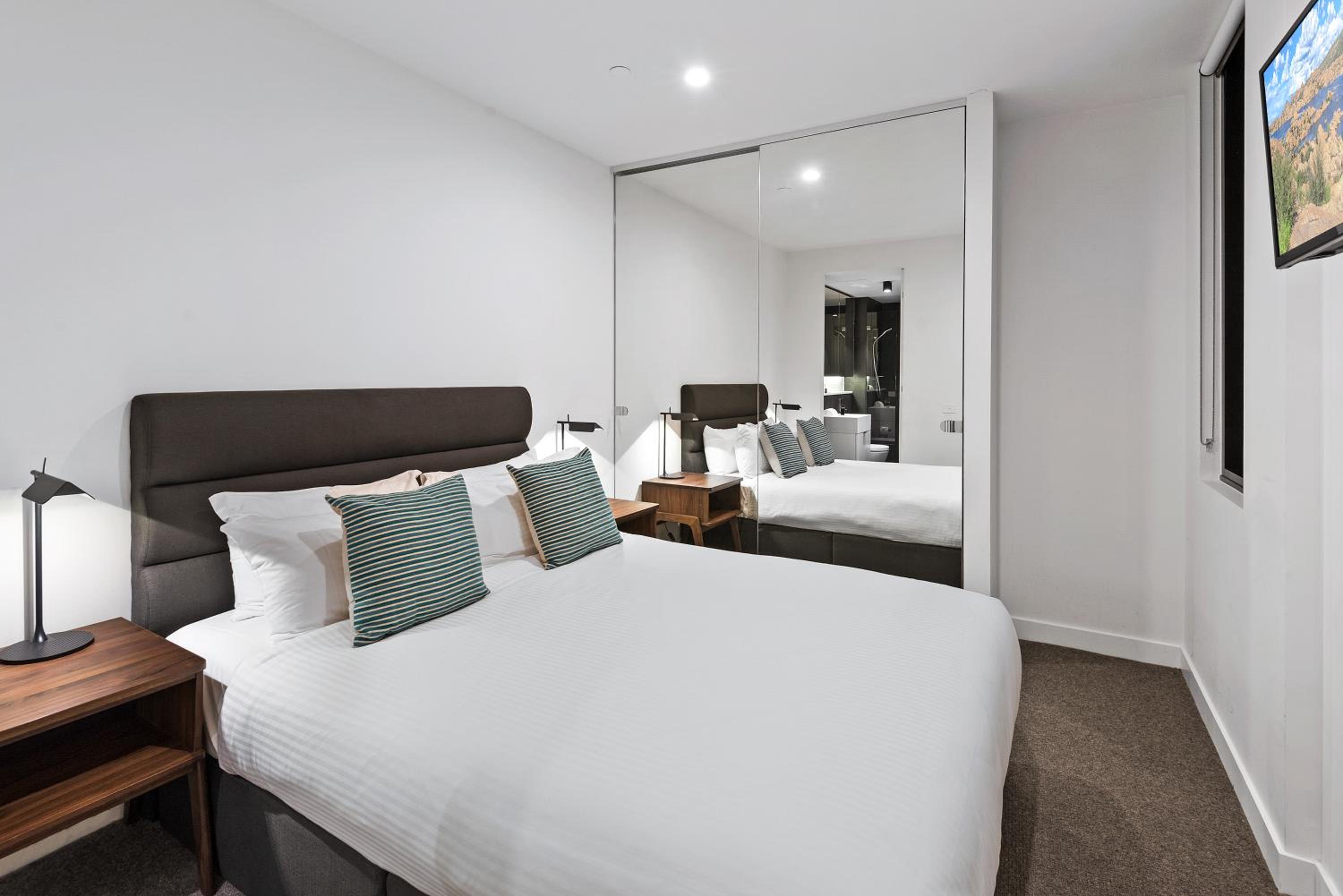 Deluxe Three-Bedroom Apartment thumbnail 5