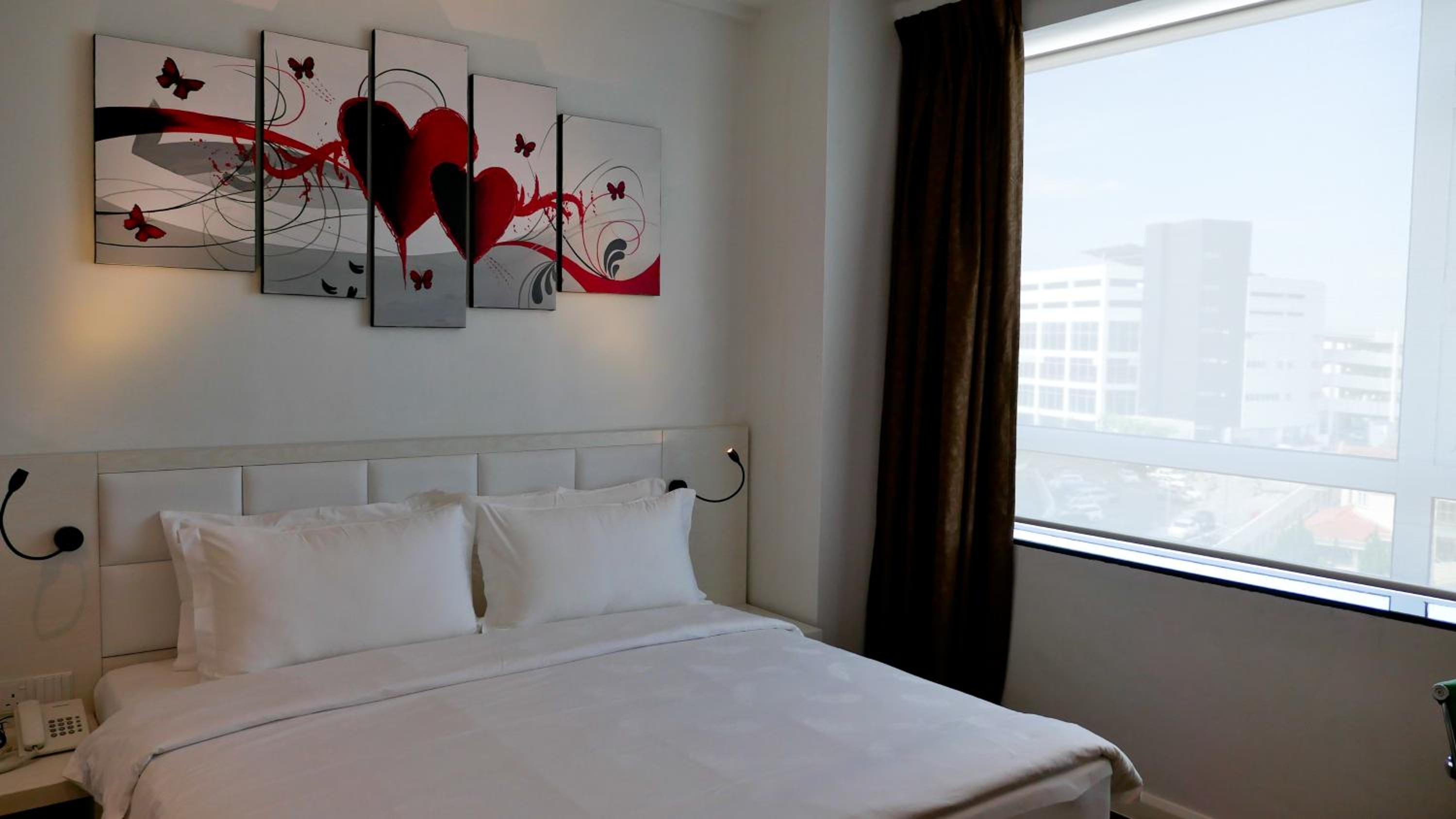Deluxe King Room - Photo 11