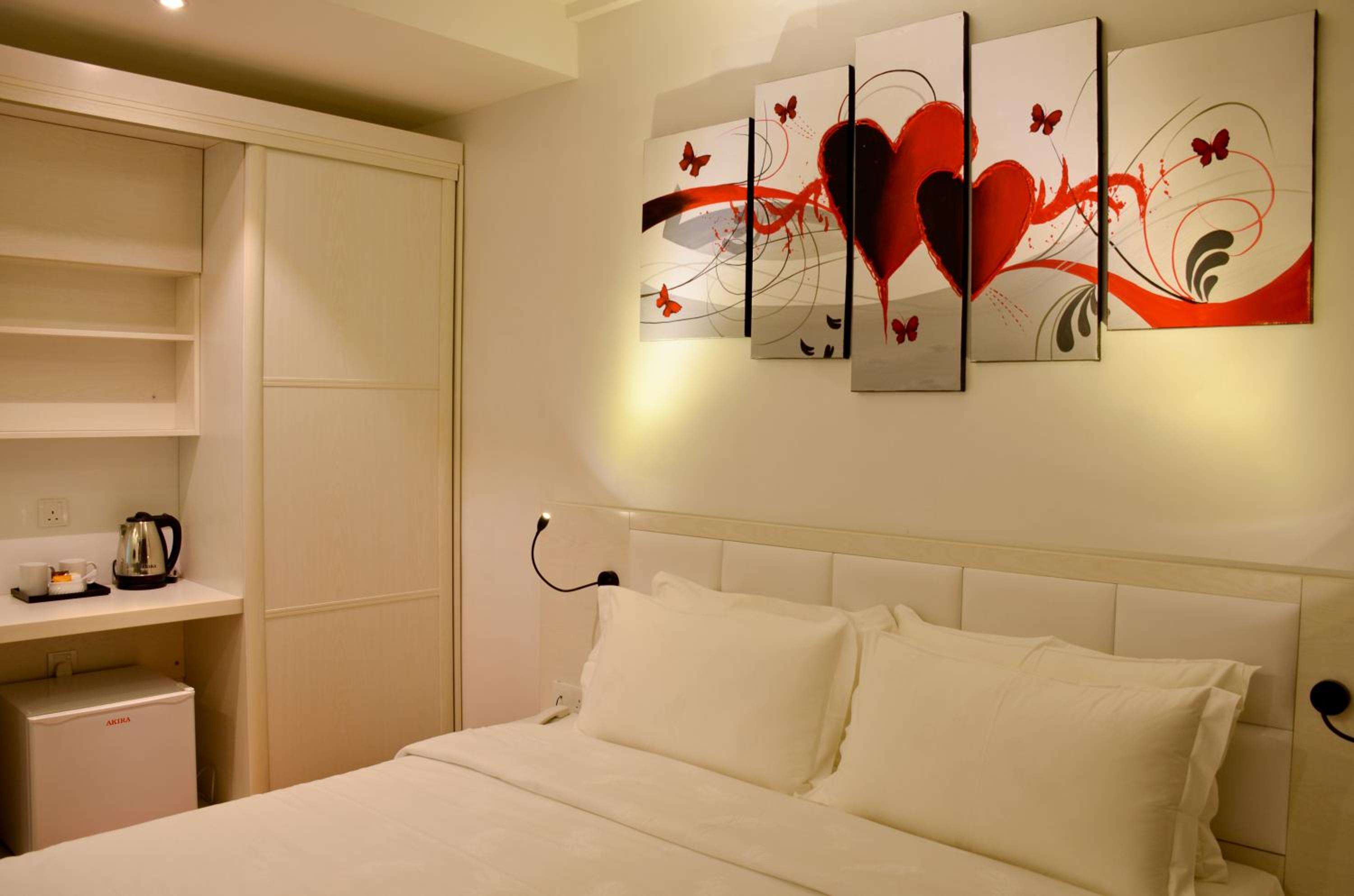 Deluxe King Room - Photo 12