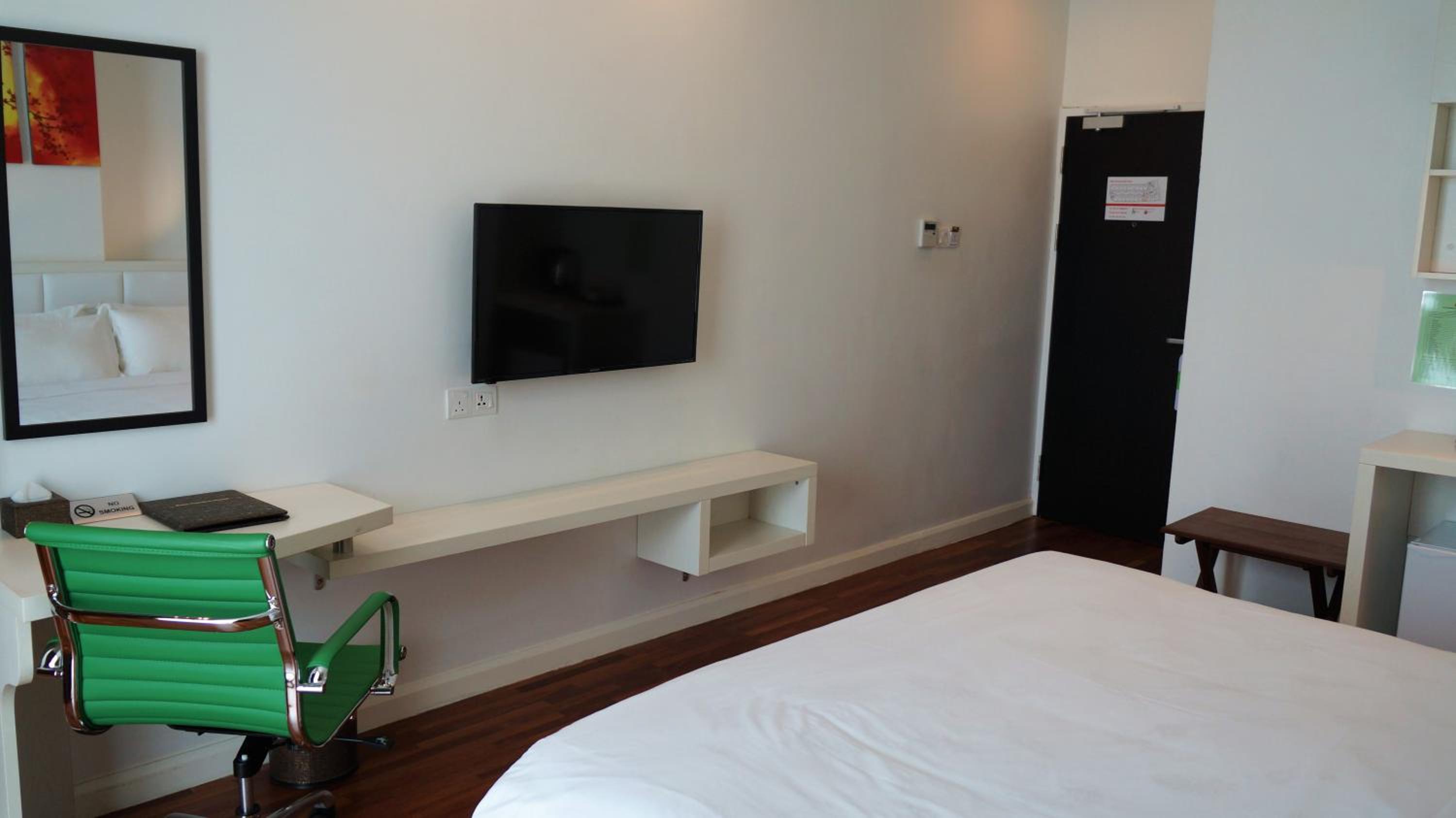 Deluxe King Room - Photo 2