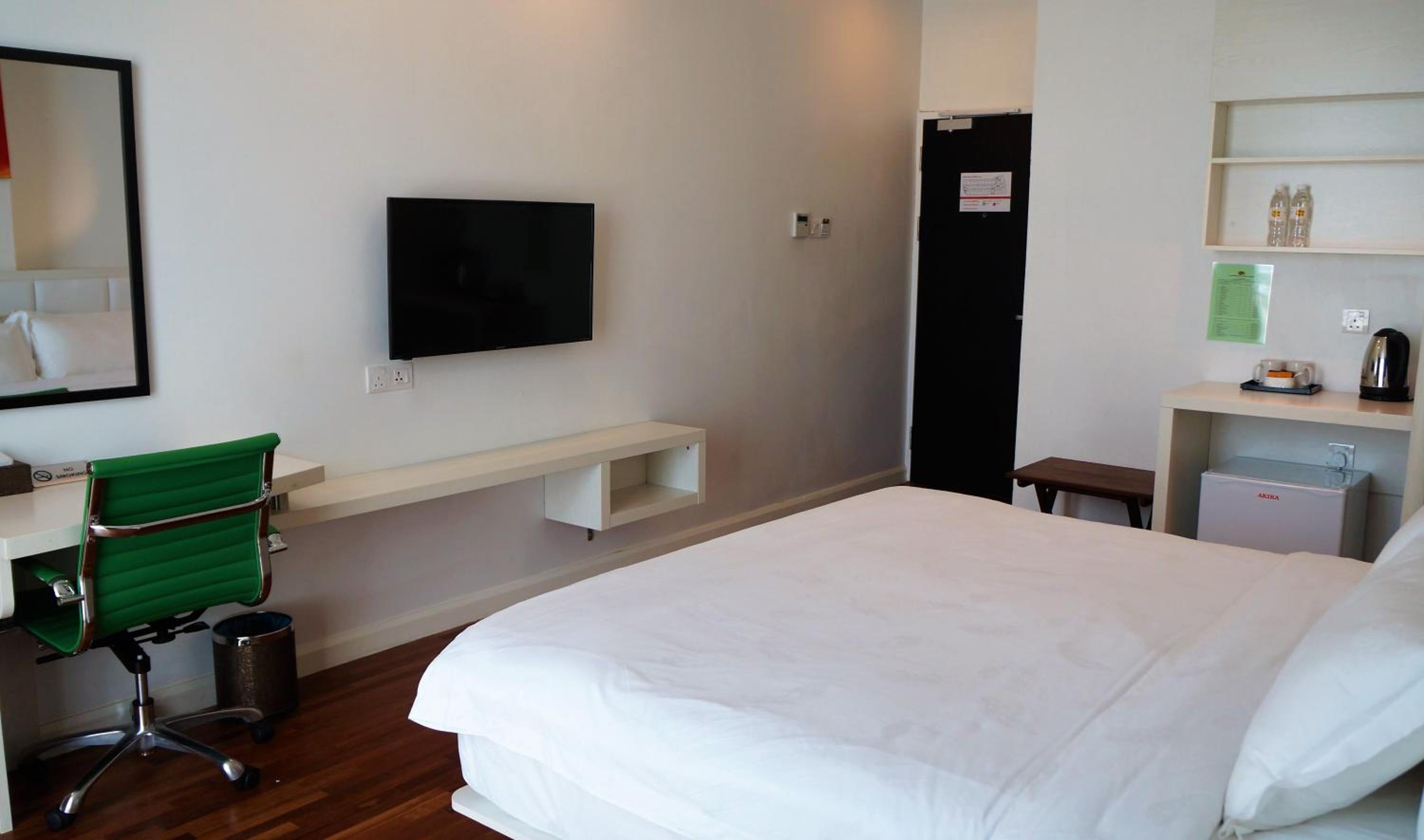 Deluxe King Room - Photo 9