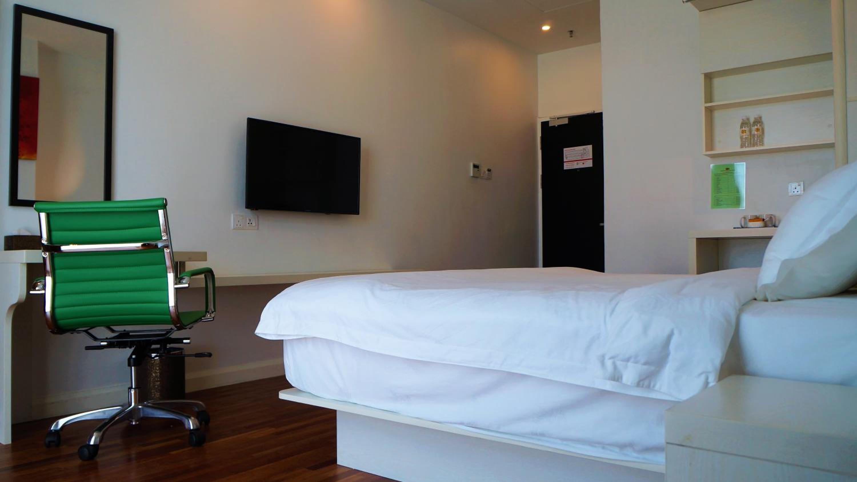 Deluxe King Room - Photo 10